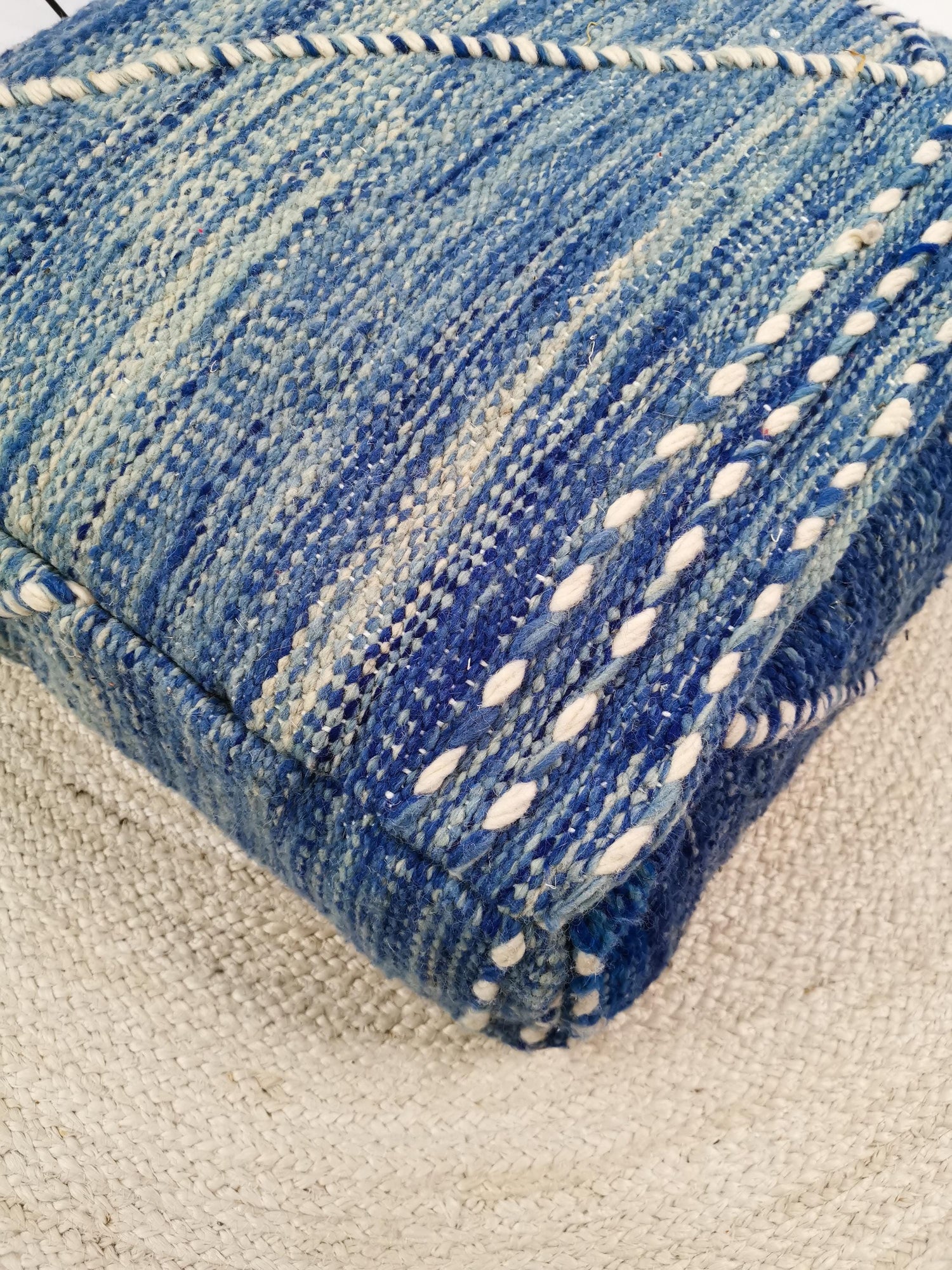Marokkanischer Vintage Pouf bunt, Sitzkissen aus Wolle, Vintage Berber Bodenkissen blau