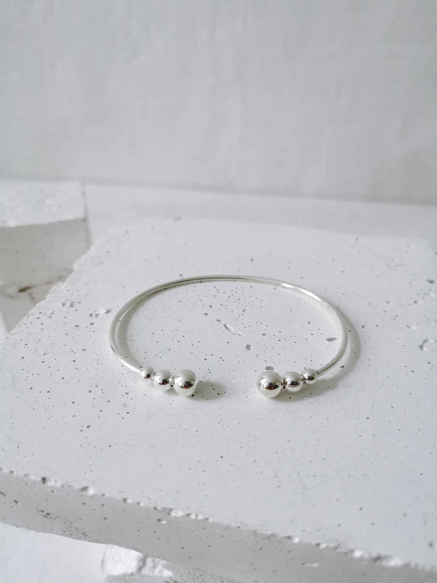 Dünner offener Armreif mit Kugeln aus 925 Silber, schlichter Armreif mit Kugeln, Manschettenarmreif minimalistisch