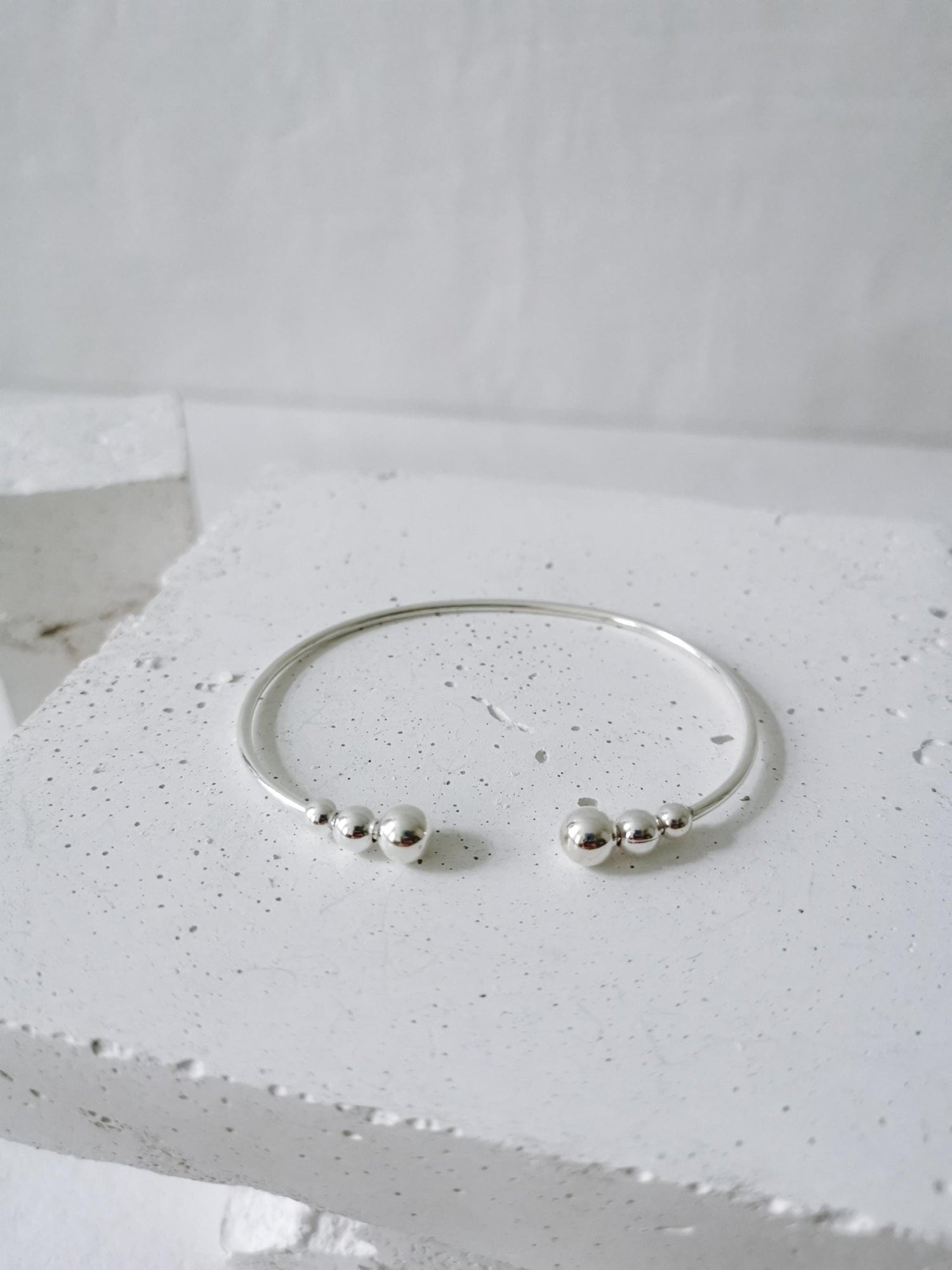 Dünner offener Armreif mit Kugeln aus 925 Silber, schlichter Armreif mit Kugeln, Manschettenarmreif minimalistisch - CocosyBerlin