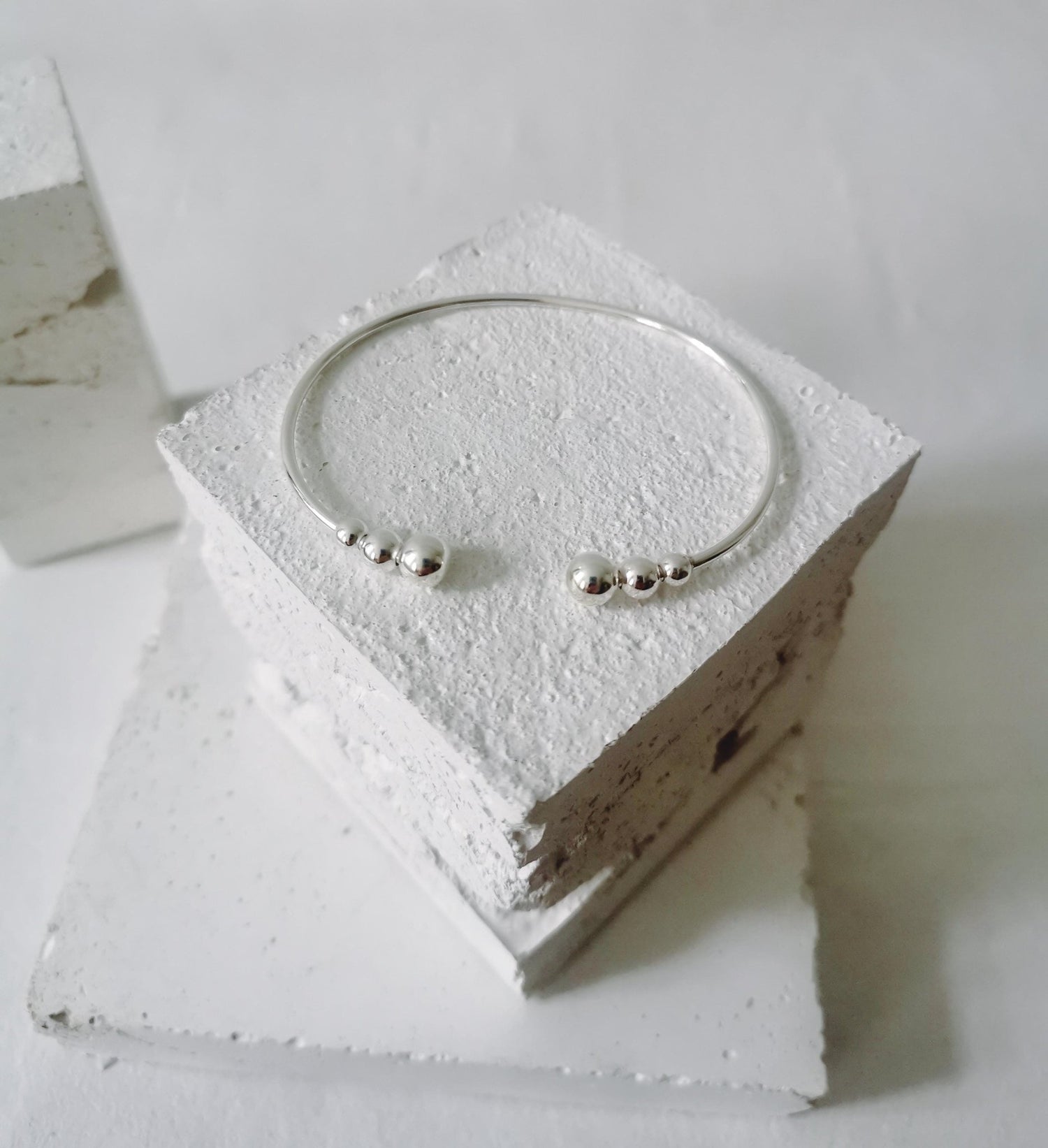 Dünner offener Armreif mit Kugeln aus 925 Silber, schlichter Armreif mit Kugeln, Manschettenarmreif minimalistisch - CocosyBerlin