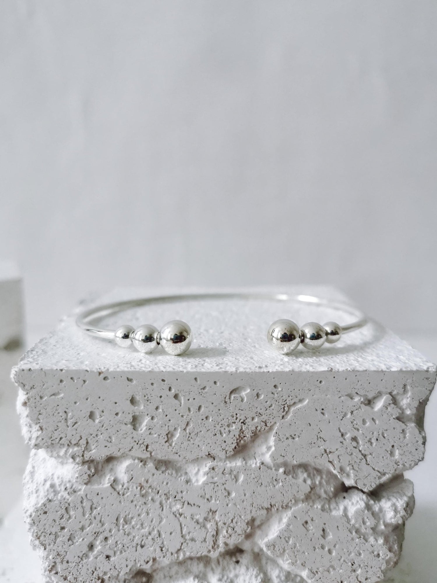 Dünner offener Armreif mit Kugeln aus 925 Silber, schlichter Armreif mit Kugeln, Manschettenarmreif minimalistisch - CocosyBerlin