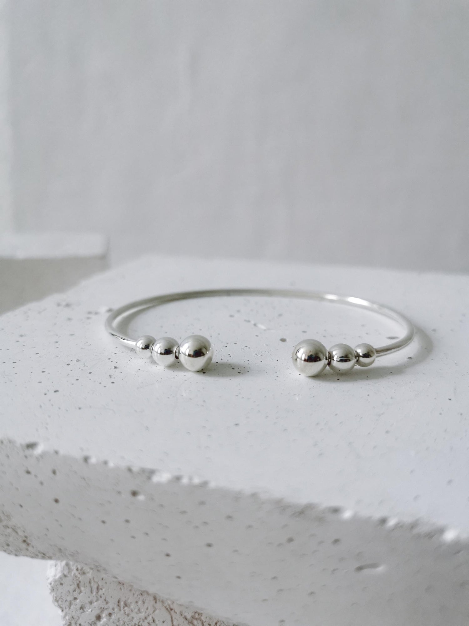 Dünner offener Armreif mit Kugeln aus 925 Silber, schlichter Armreif mit Kugeln, Manschettenarmreif minimalistisch