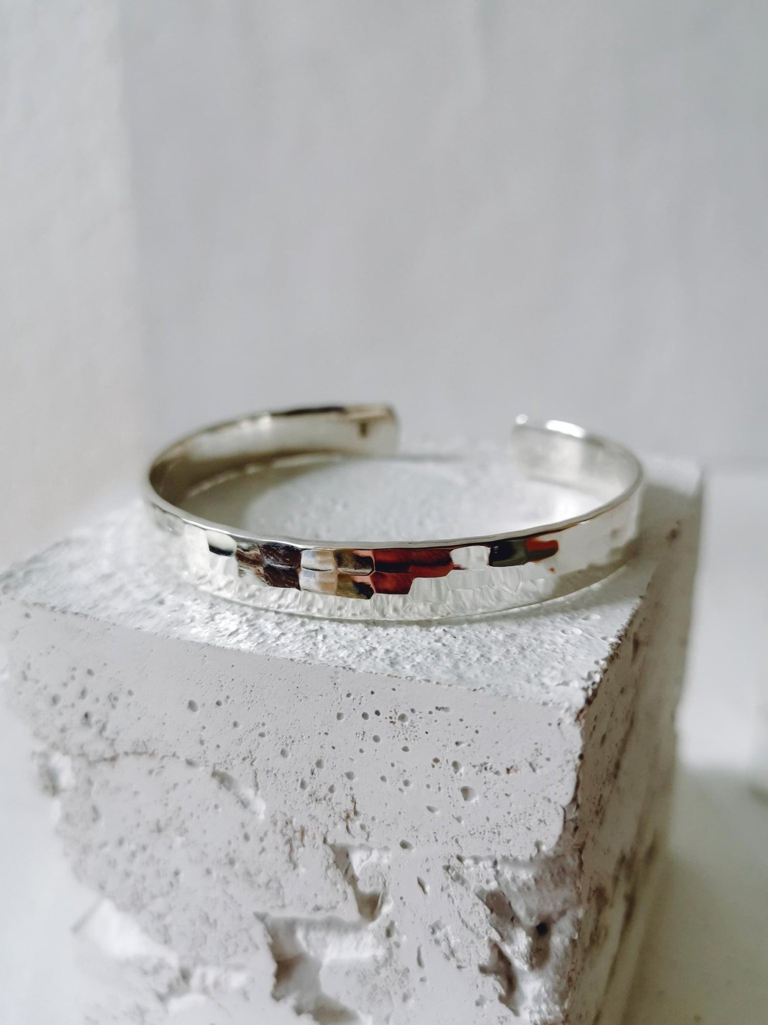 Breiter Armreif aus 925 Silber gehämmert, verstellbar, Armreif aus massivem Sterling Silber, strukturiert minimalistischer Armreif - CocosyBerlin