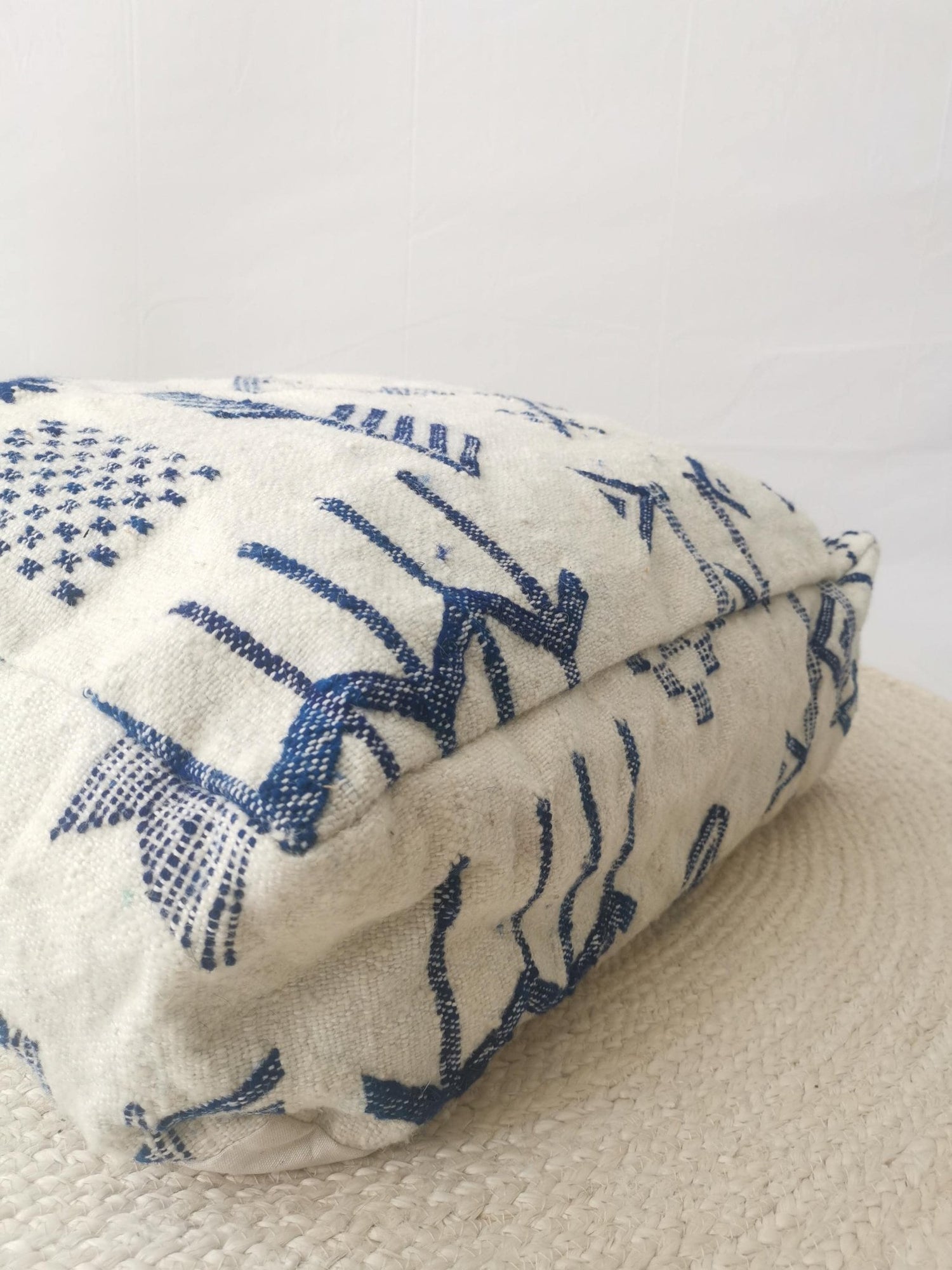 Heller Marokkanischer Pouf, Beni Ourain Bodenkissen, blaue geometrische Muster, Boho Berber Pouf, Meditationskissen aus Wolle, Handarbeit - CocosyBerlin