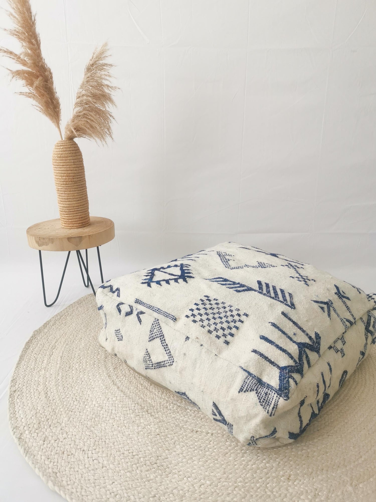 Heller Marokkanischer Pouf, Beni Ourain Bodenkissen, blaue geometrische Muster, Boho Berber Pouf, Meditationskissen aus Wolle, Handarbeit