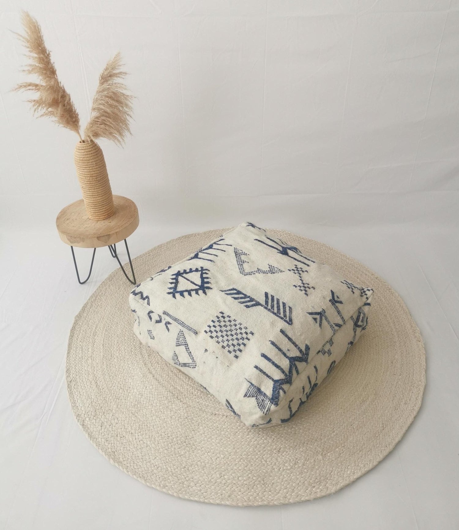 Heller Marokkanischer Pouf, Beni Ourain Bodenkissen, blaue geometrische Muster, Boho Berber Pouf, Meditationskissen aus Wolle, Handarbeit - CocosyBerlin