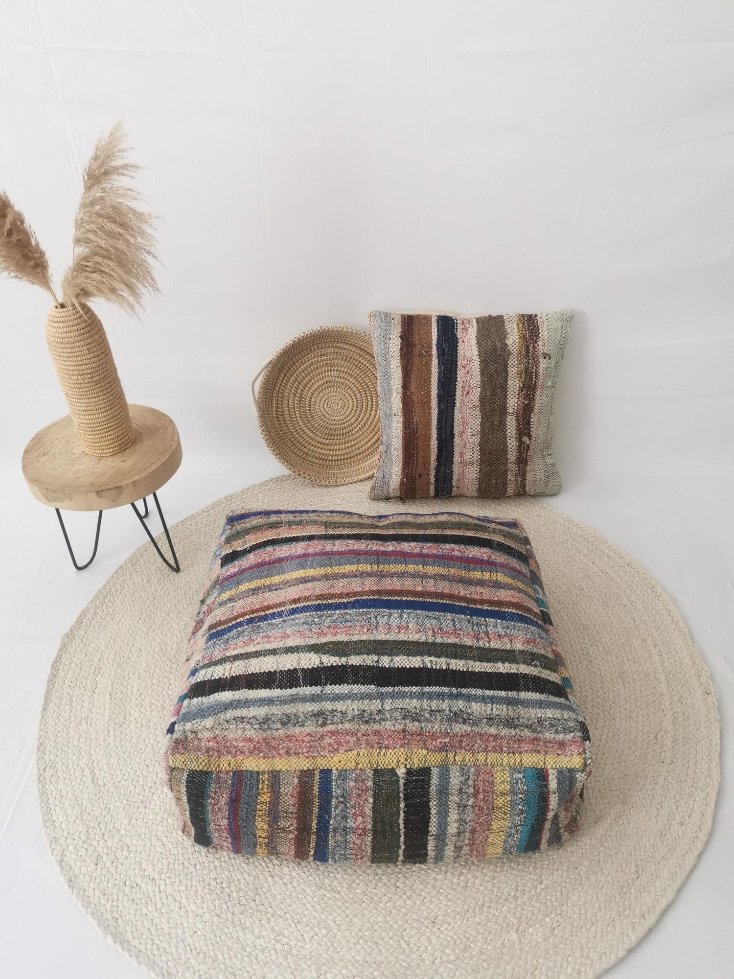 Bunter Marokkanischer Berber Pouf mit Streifen Muster, Upcyling Pouf aus Stoffresten, Boho Sitzkissen, Handarbeit - CocosyBerlin