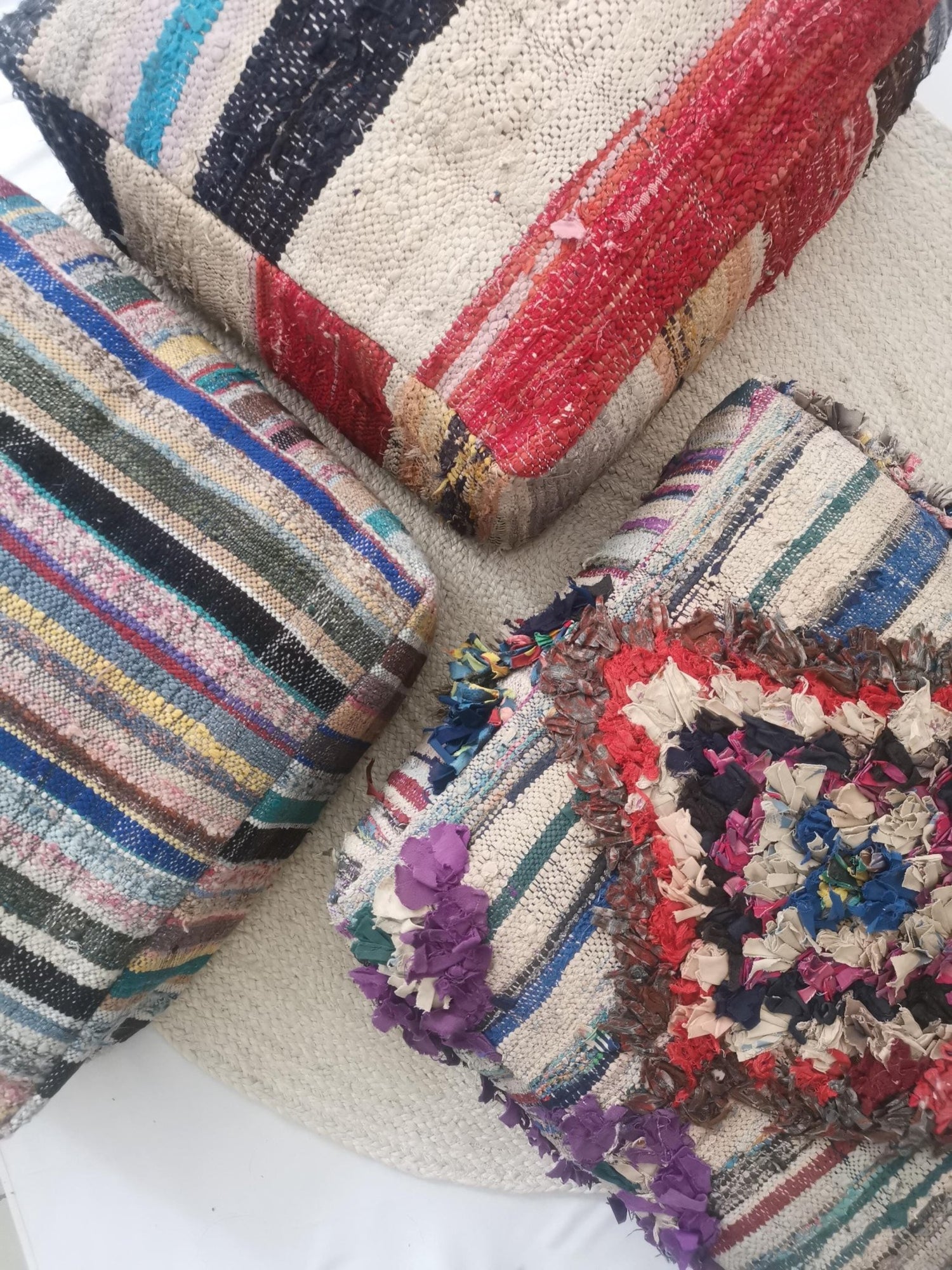 Bunter Marokkanischer Berber Pouf mit Streifen Muster, Upcyling Pouf aus Stoffresten, Boho Sitzkissen, Handarbeit - CocosyBerlin