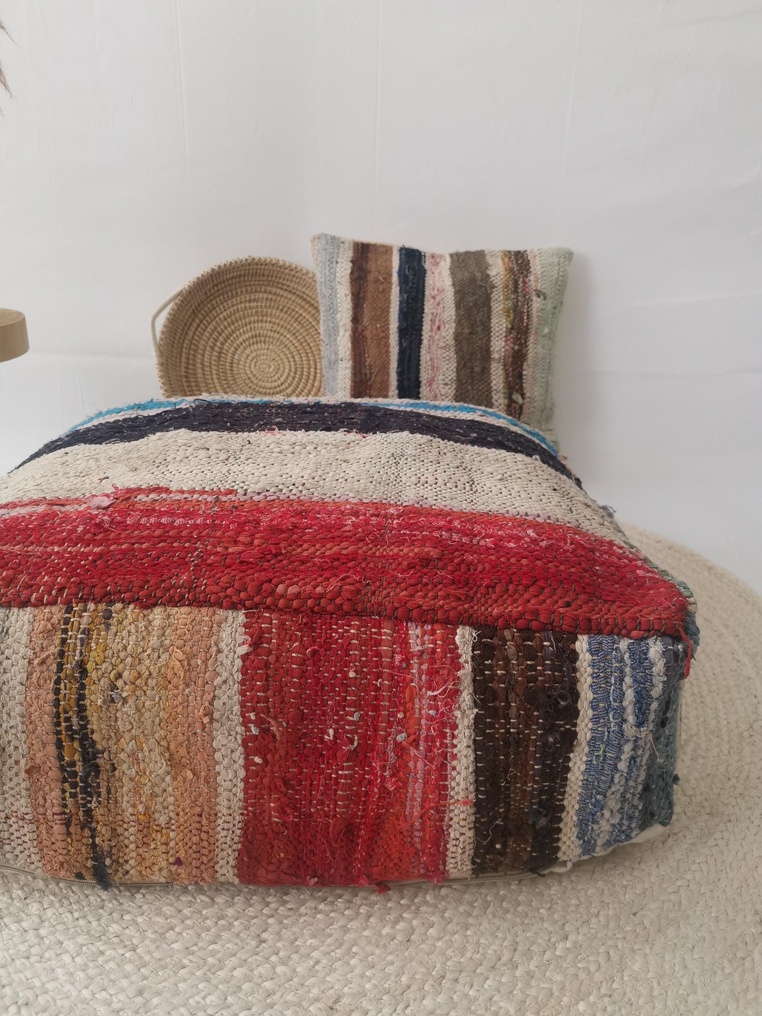Pouf berbère marocain coloré à motif rayé, pouf upcyclé à partir de chutes de tissu, coussin d'assise bohème, fait main au Maroc