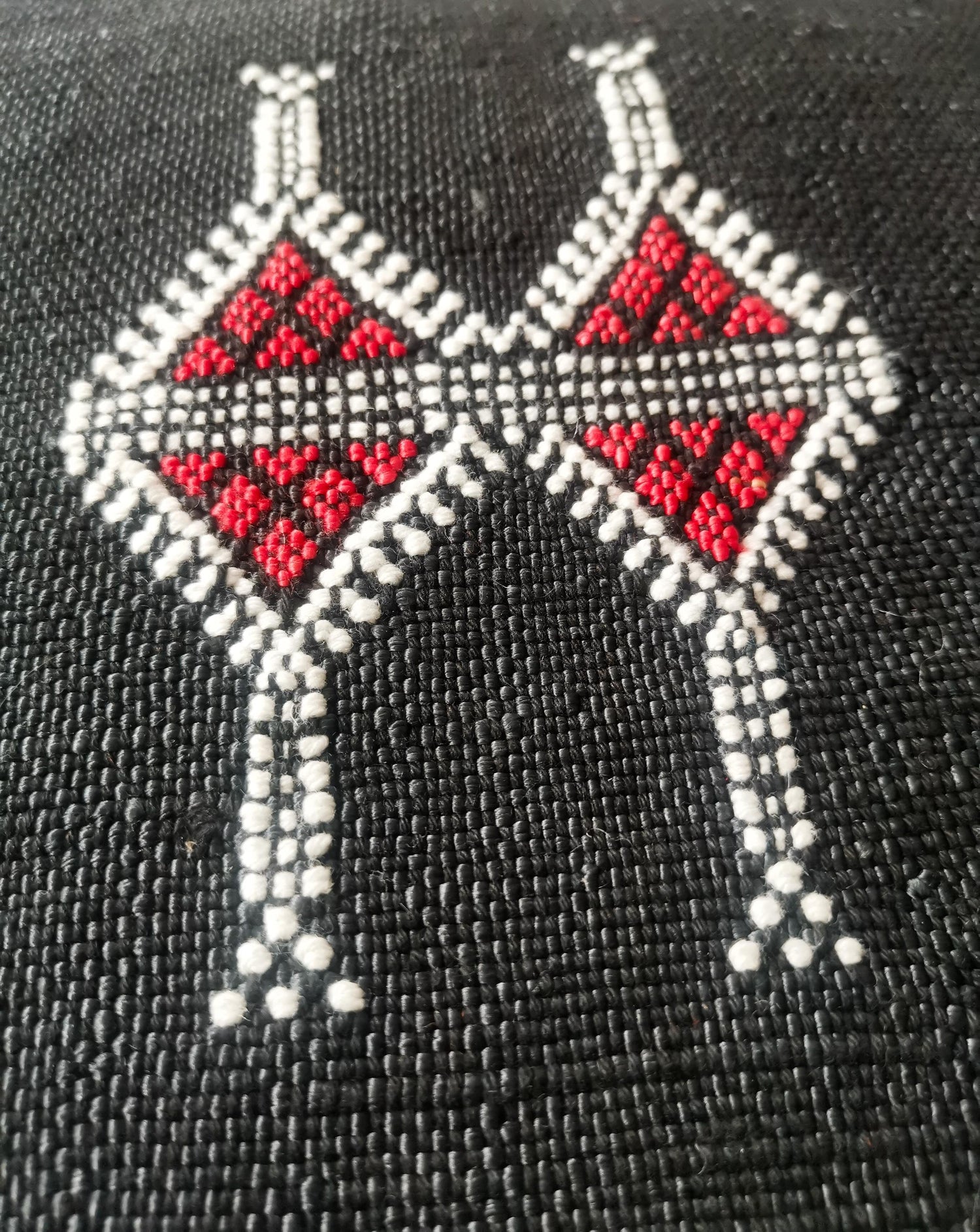 Schwarzes Sabra Kissen aus Marokko, Boho Eklektische Kissenhülle, Marokkanische orientalische Kissenhülle