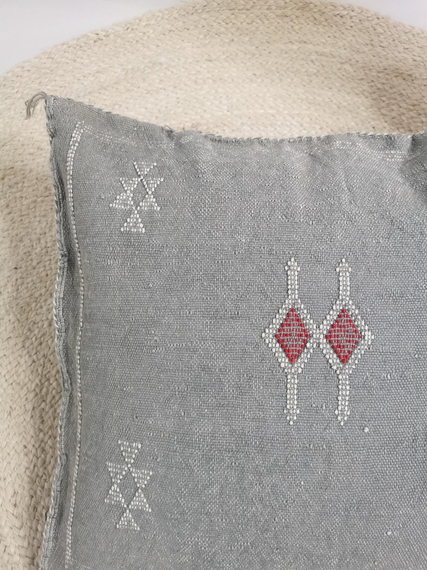 Graues Sabra Kissen aus Marokko, Boho Eklektische Kissenhülle, Marokkanische orientalische Kissenhülle in Silbergrau - CocosyBerlin