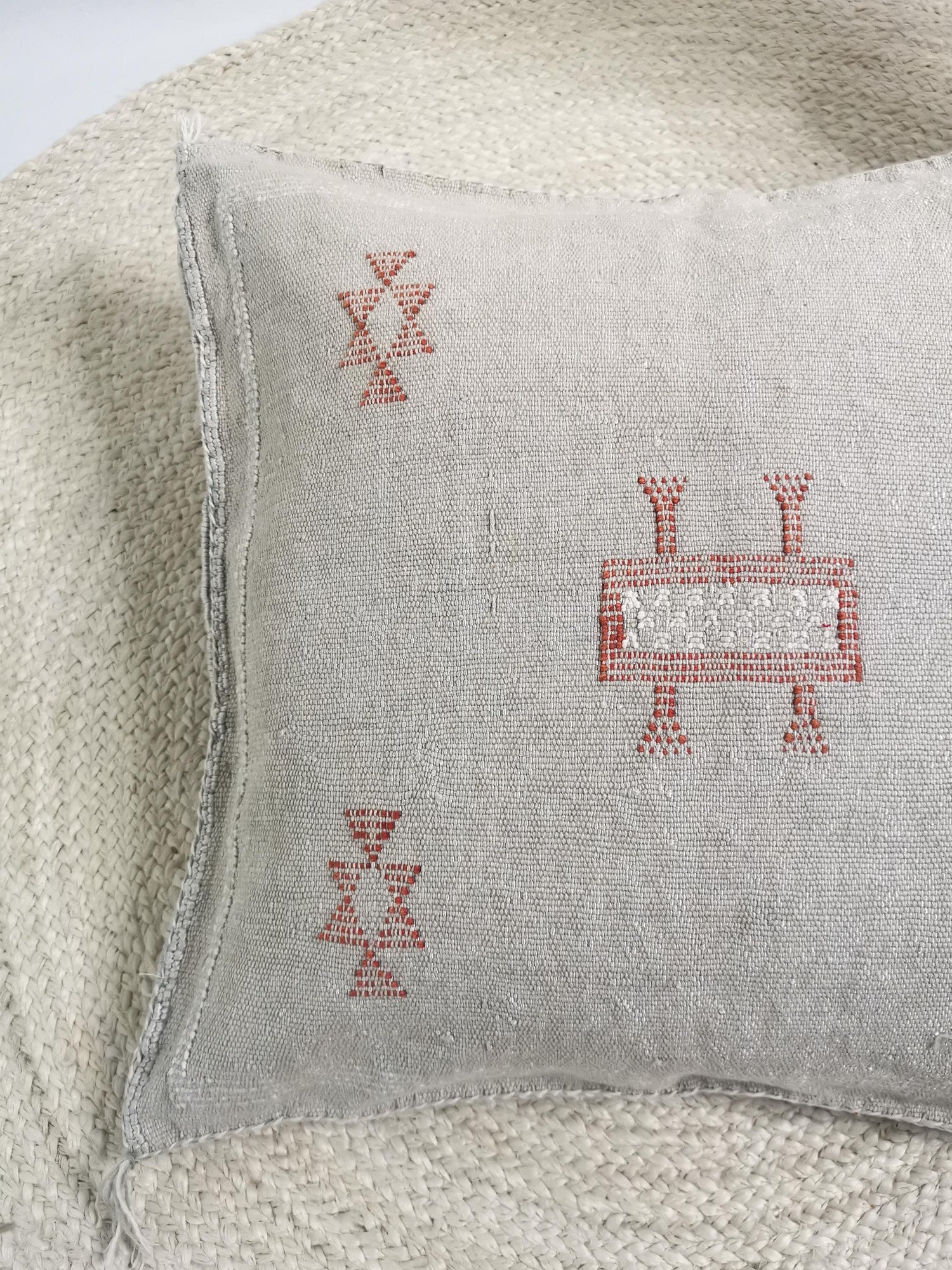 Graues Sabra Kissen aus Marokko, Boho Eklektische Kissenhülle, Marokkanische orientalische Kissenhülle in Kieselgrau