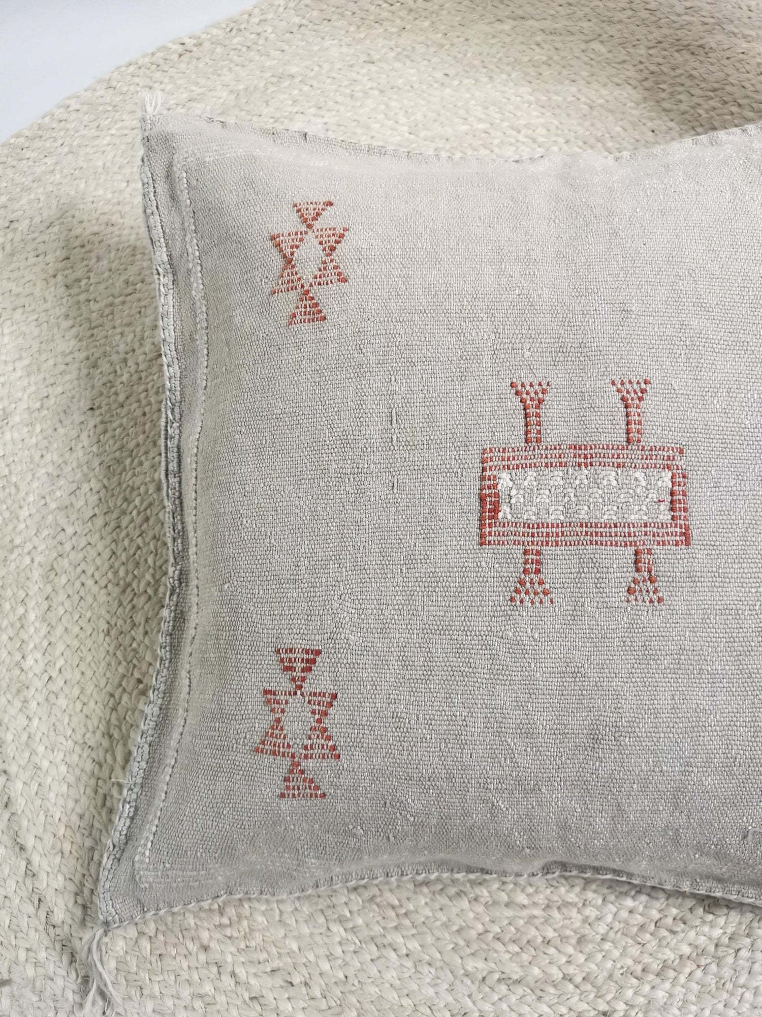 Graues Sabra Kissen aus Marokko, Boho Eklektische Kissenhülle, Marokkanische orientalische Kissenhülle in Kieselgrau - CocosyBerlin