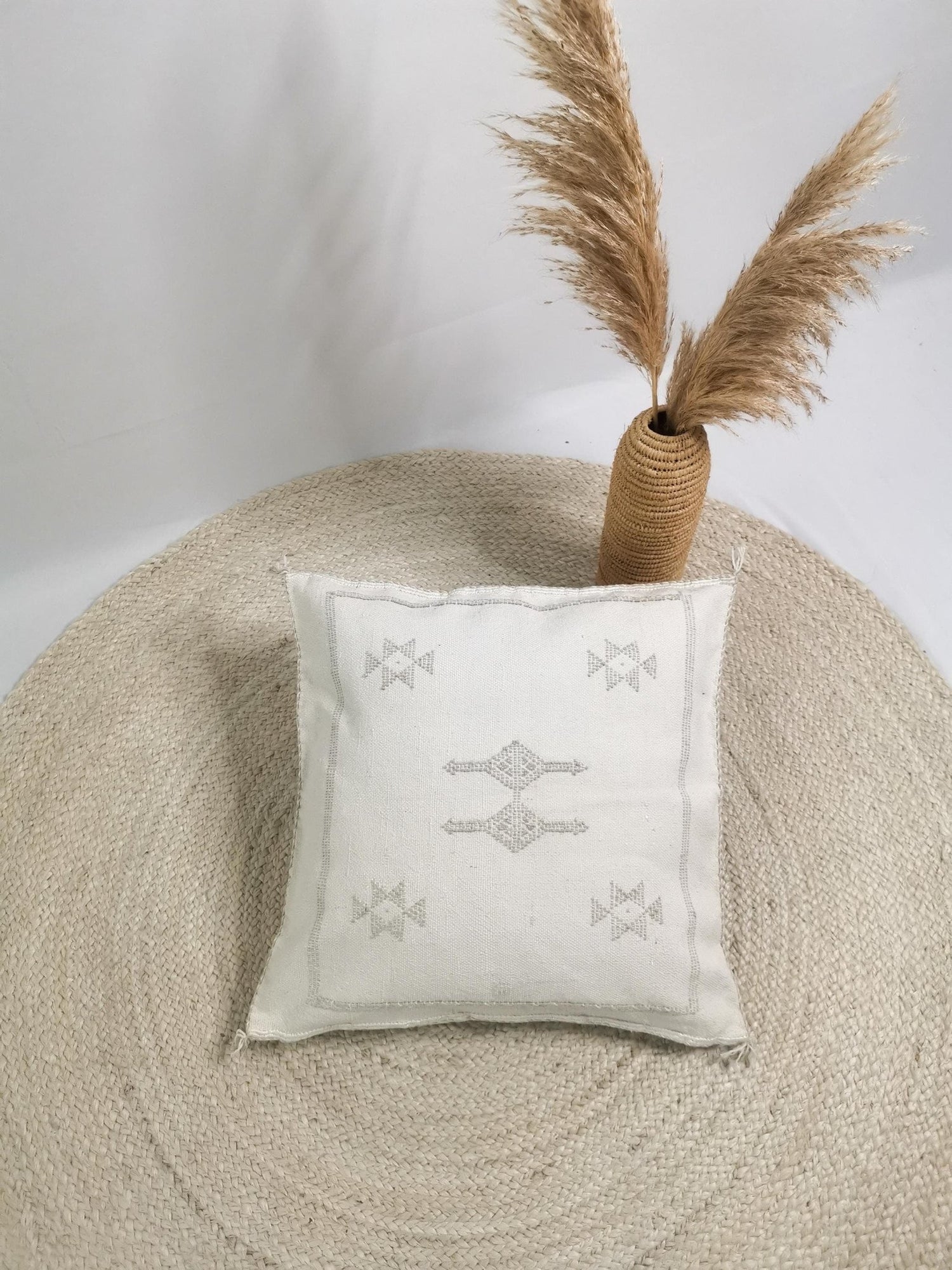 Sabra Kissen aus Marokko, Boho Eklektische Kissenhülle, Marokkanischer orientalischer Kissenbezug in Weiss - CocosyBerlin