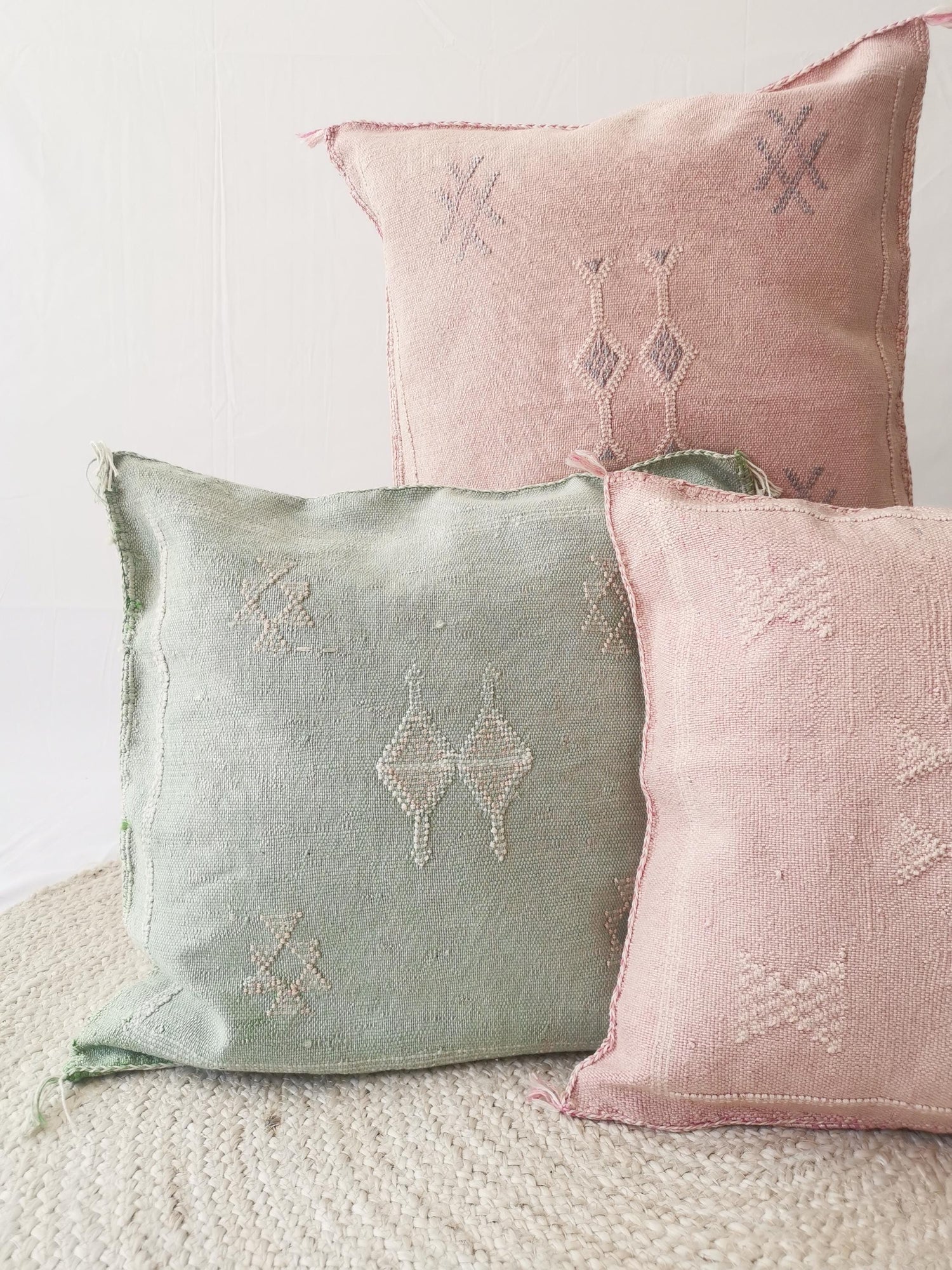 Sabra Pillow from Morocco, Boho Eclectic Cushion Cover, Moroccan Oriental Pillow Cover in Orchid Pink / Pink and White