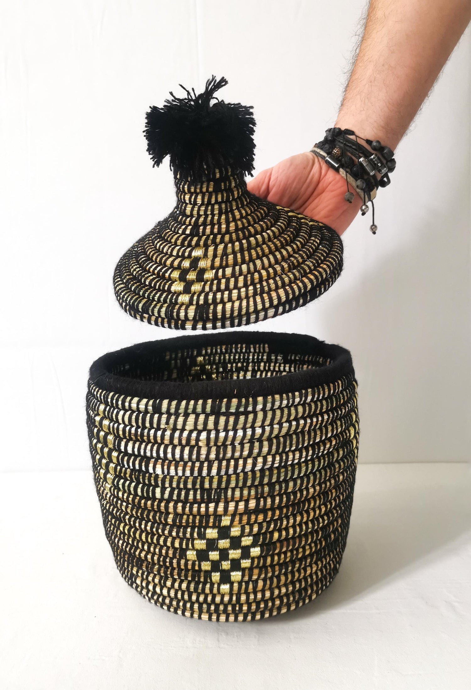 Grand panier en jonc de mer, panier de rangement du Maroc, fait main, panier avec couvercle, panier berbère, panier ethnique, panier tajine bohème noir or