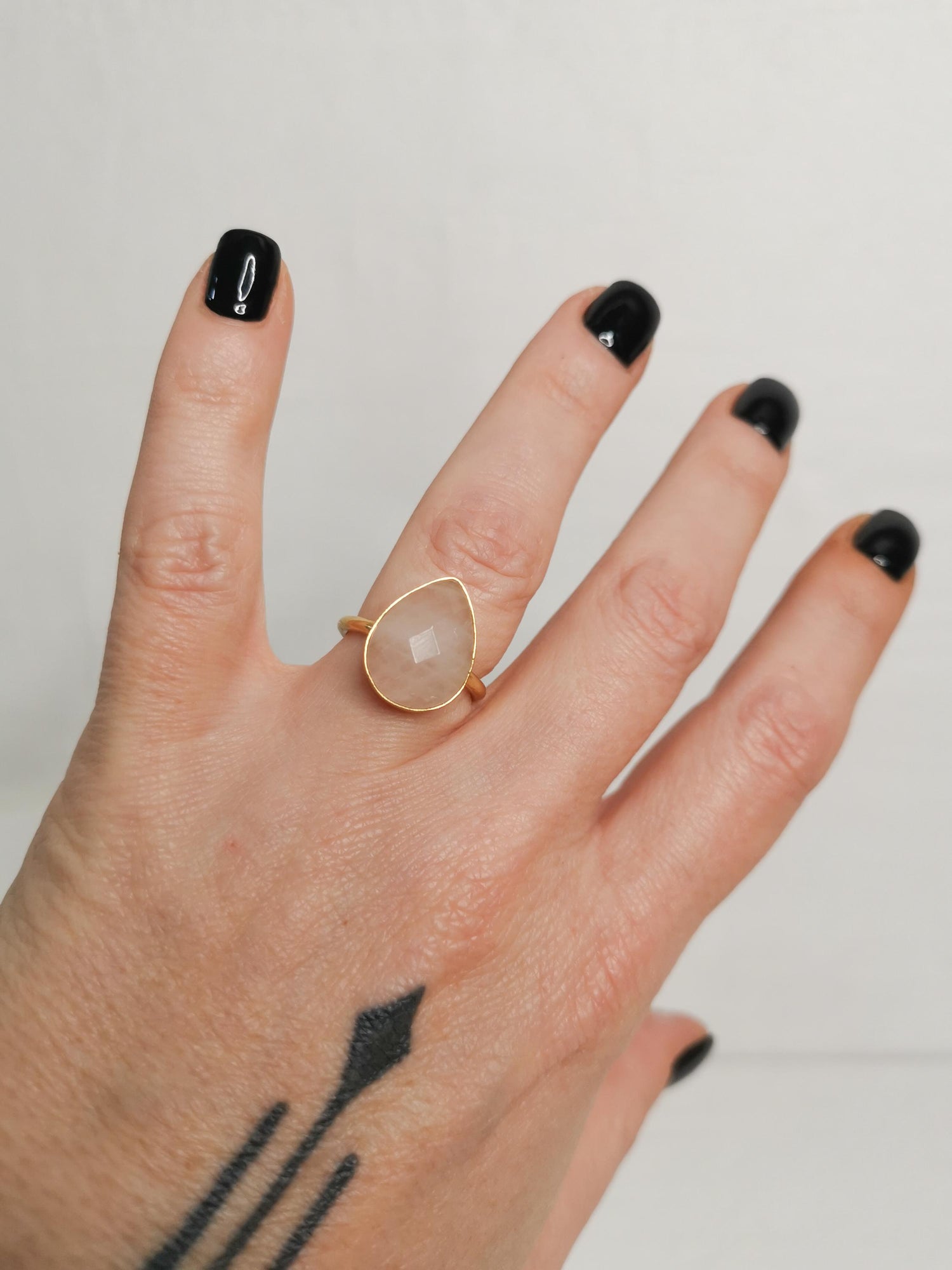 Statement Ring mit Rosenquarz, Grosser Rosenquarz Ring mit Facettenschliff, Boho Ring, goldener Messing-Ring Tropfen Rosenquarz facettiert