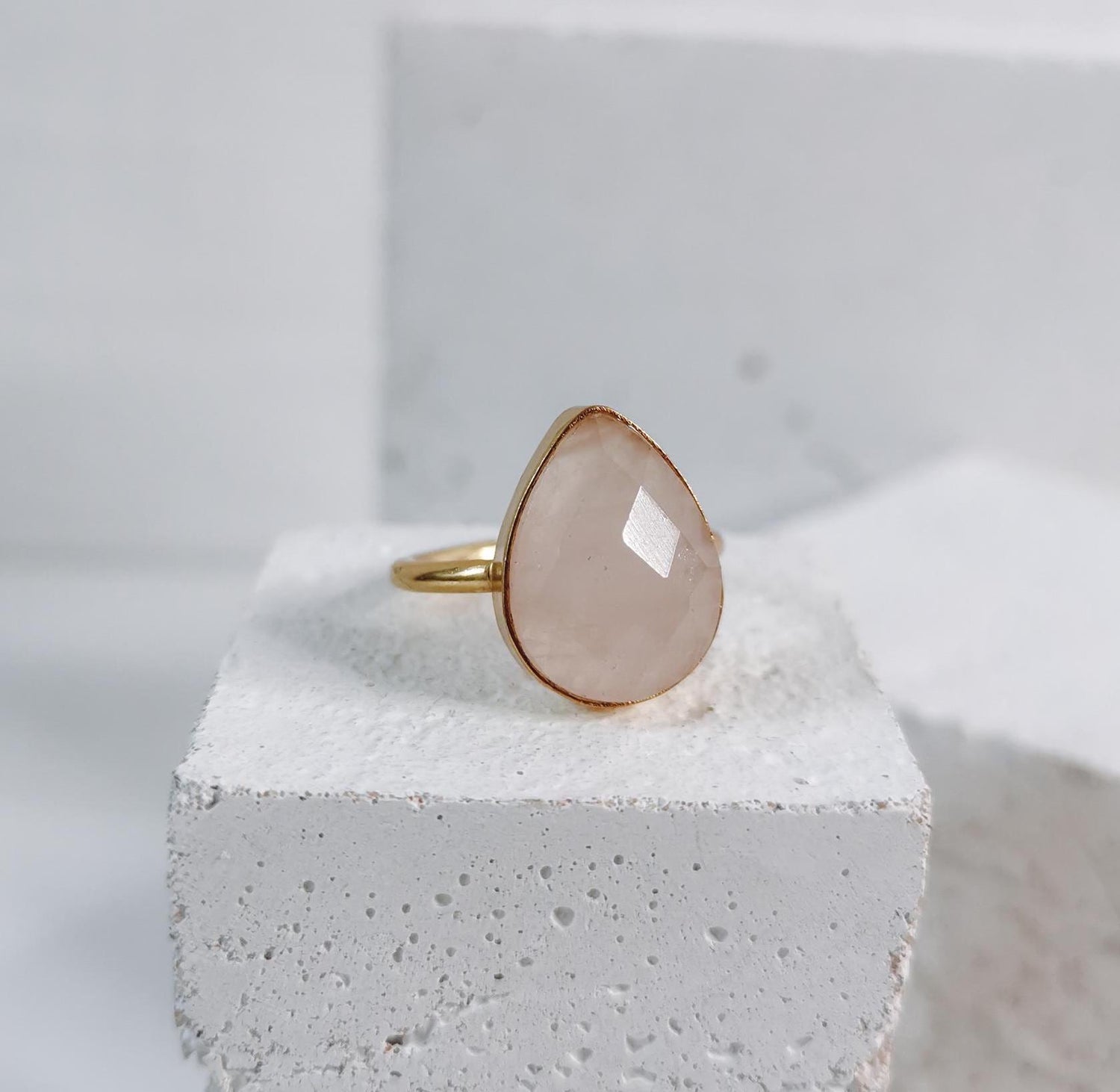 Bague de déclaration avec quartz rose, grande bague en quartz rose avec coupe à facettes, bague bohème, bague en laiton doré goutte quartz rose facetté
