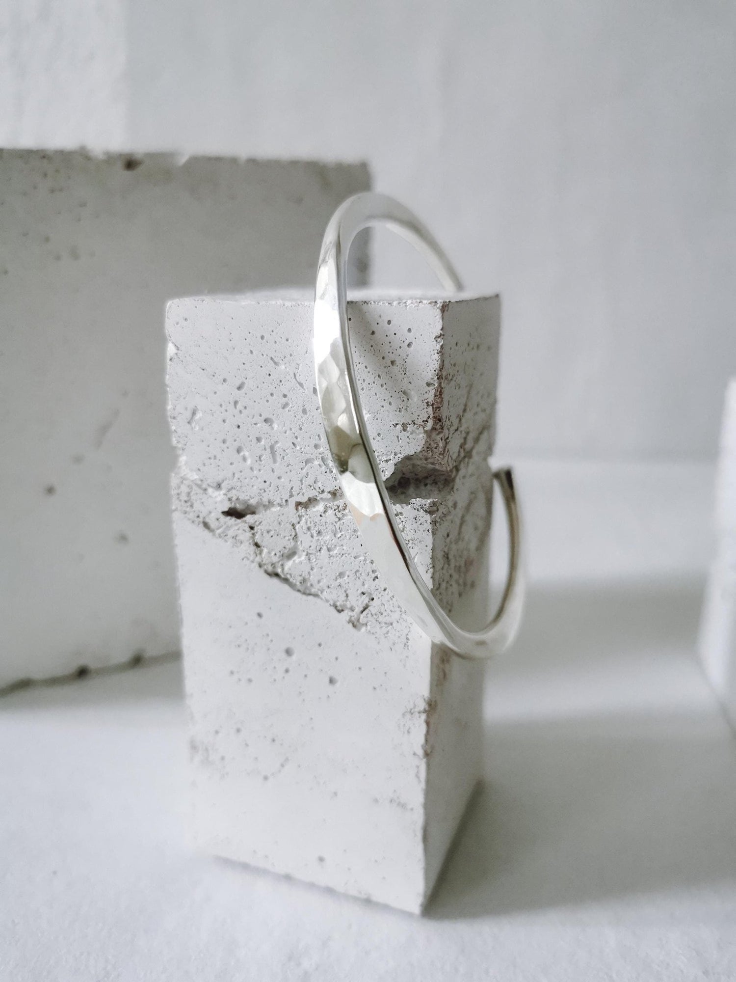 Sterling Silber verstellbarer Armreif, gehämmert strukturiert, Armreif aus 925 Silber, Minimalistischer Silberarmreif - CocosyBerlin