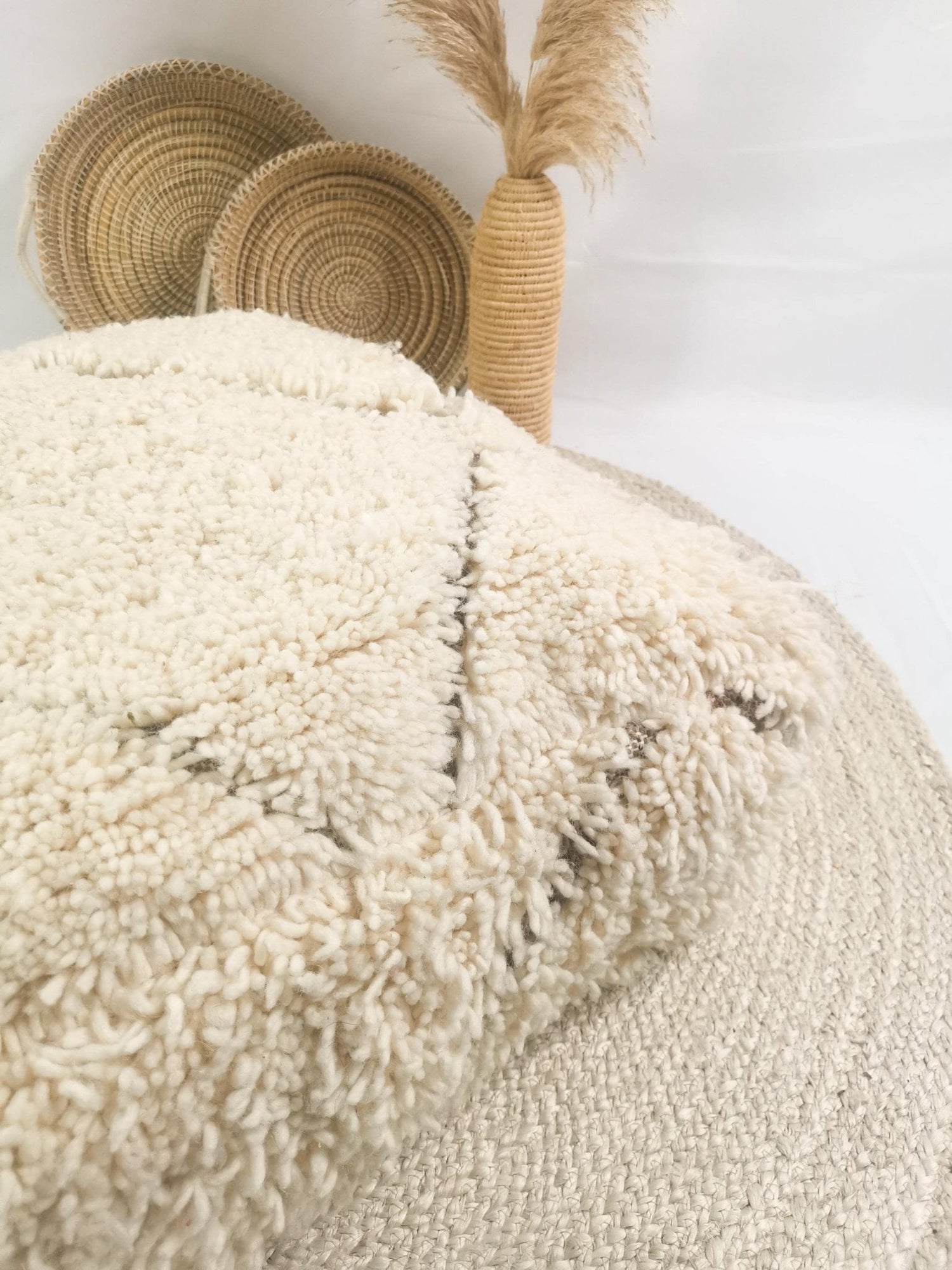 Marokkanischer Pouf, Berber Bodenkissen, Sitzkissen aus Wolle, Vintage Kissen, Boho Sitzkissen Marrakesch, Beni Ourain - CocosyBerlin