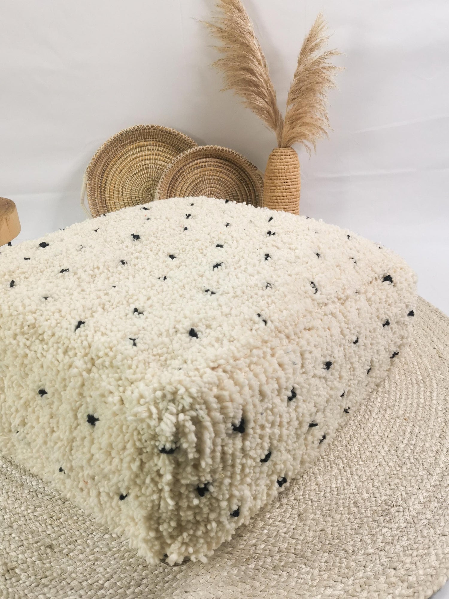 Marokkanischer Beni Ourain Pouf mit Punkte, Berber Bodenkissen, Sitzkissen aus Wolle, Vintage Bodenkissen, Boho quadratischer Pouf