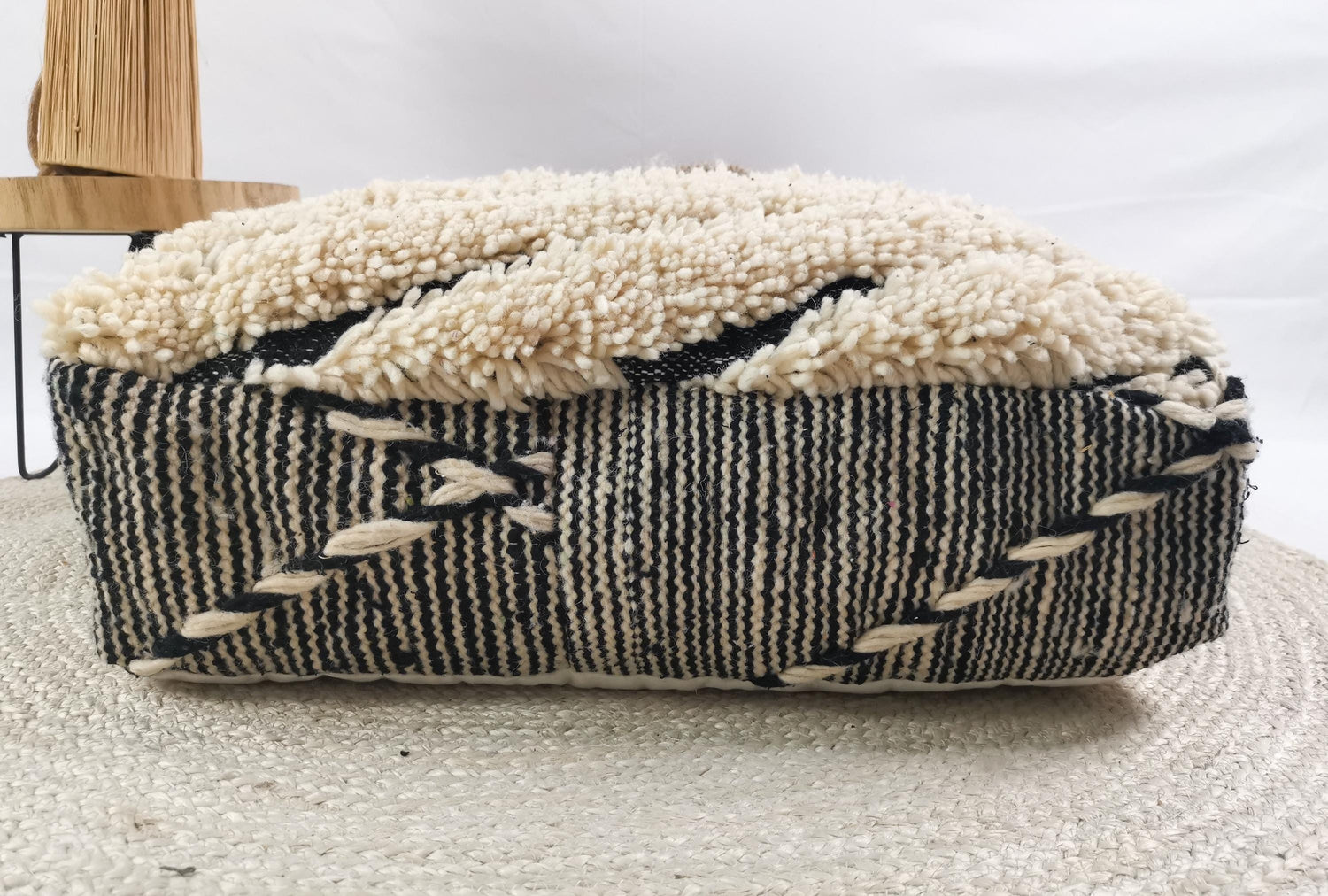 Marokkanischer Vintage Pouf, Berber Bodenkissen, Sitzkissen aus 100% Wolle, Vintage Bodenkissen mit Streifen, Boho Sitzkissen