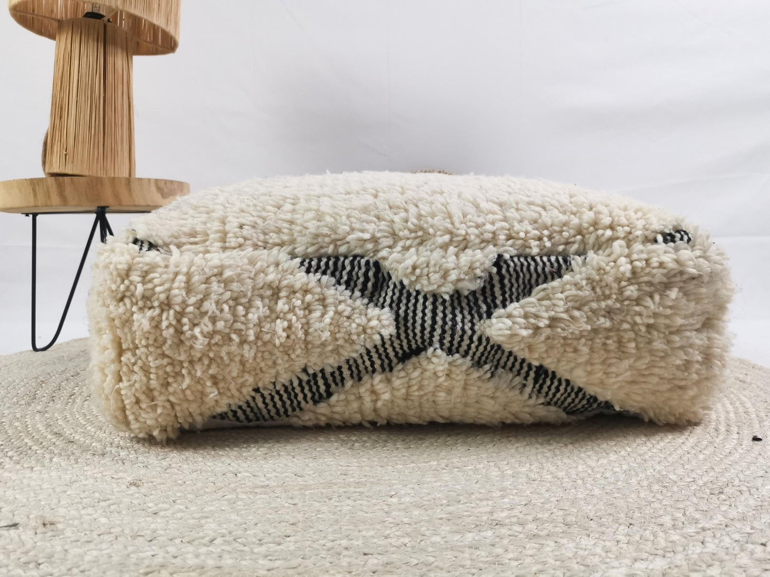 Marokkanischer Pouf, Berber Bodenkissen, Sitzkissen aus Wolle, Vintage Kissen, Boho Sitzkissen Marrakesch, Beni Ourain - CocosyBerlin
