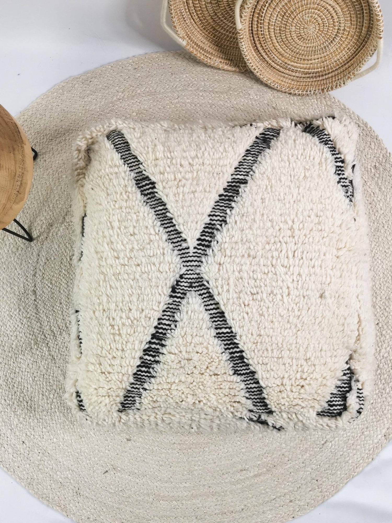 Marokkanischer Pouf, Berber Bodenkissen, Sitzkissen aus Wolle, Vintage Kissen, Boho Sitzkissen Marrakesch, Beni Ourain - CocosyBerlin