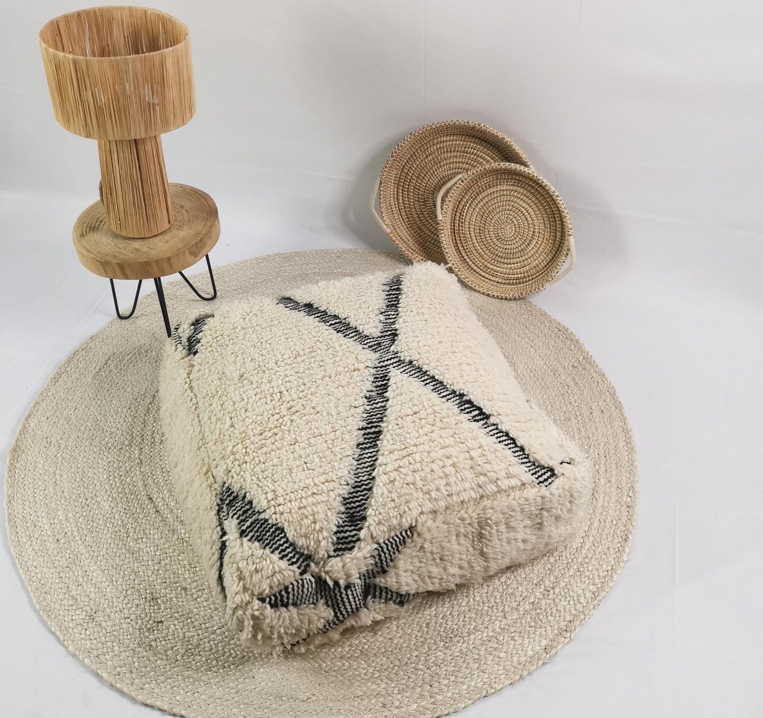 Marokkanischer Pouf, Berber Bodenkissen, Sitzkissen aus Wolle, Vintage Kissen, Boho Sitzkissen Marrakesch, Beni Ourain - CocosyBerlin