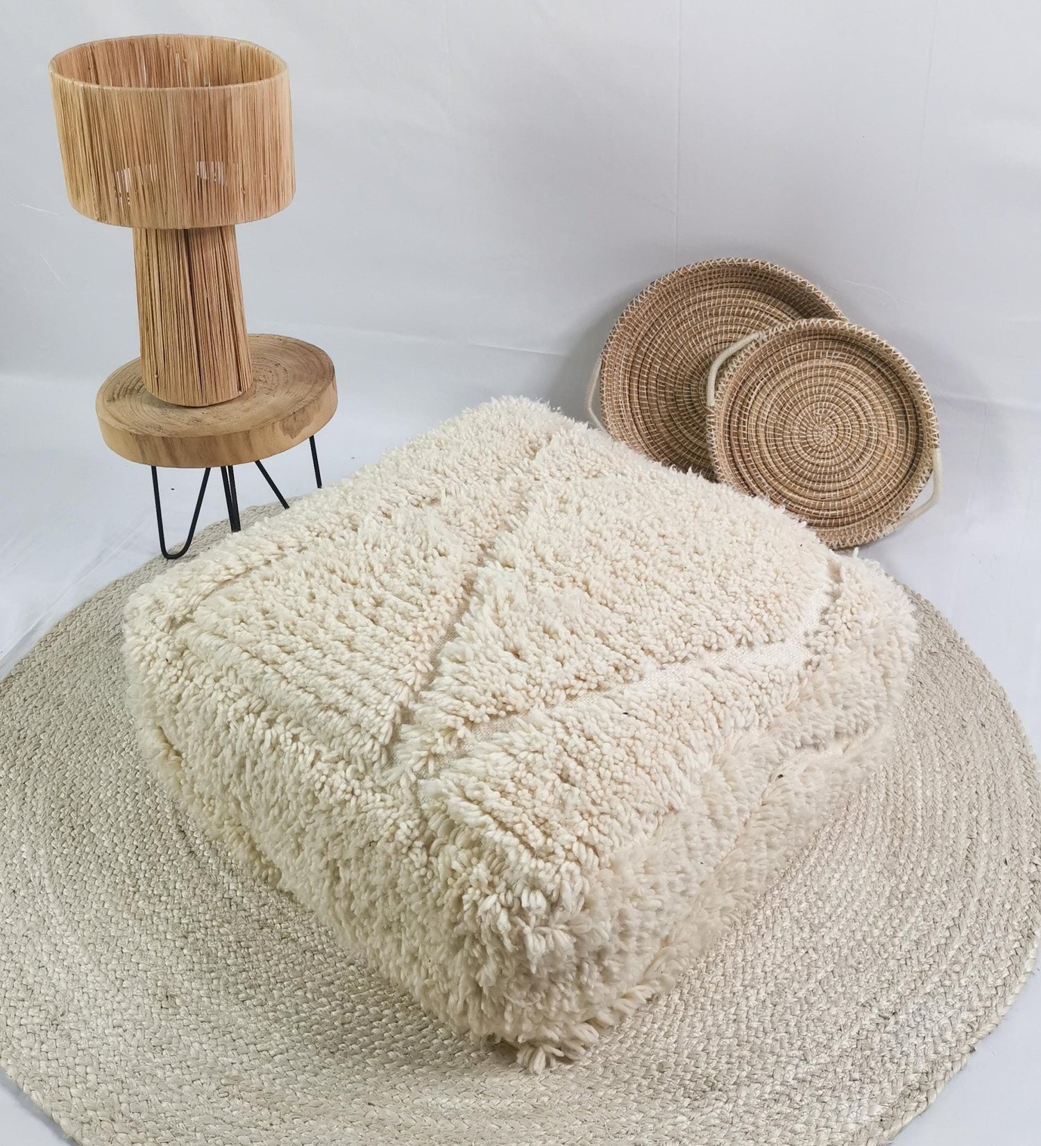 Marokkanischer Pouf, Berber Bodenkissen, Sitzkissen aus Wolle, Vintage Pouf weiss, Boho Sitzkissen Beni Ourain - CocosyBerlin