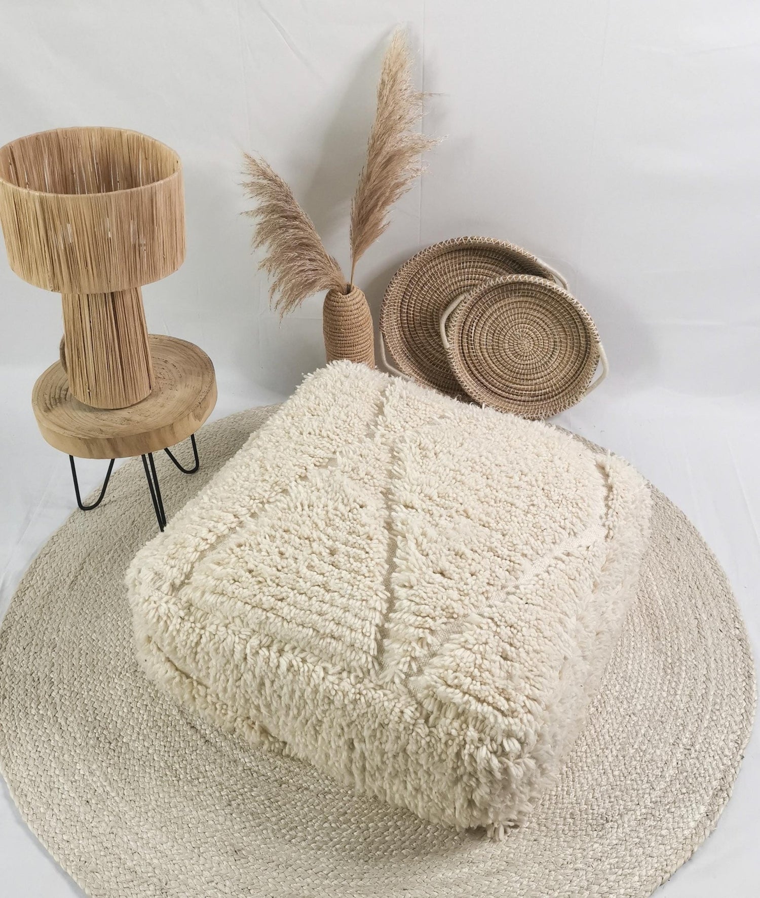 Marokkanischer Pouf, Berber Bodenkissen, Sitzkissen aus Wolle, Vintage Pouf weiss, Boho Sitzkissen Beni Ourain - CocosyBerlin