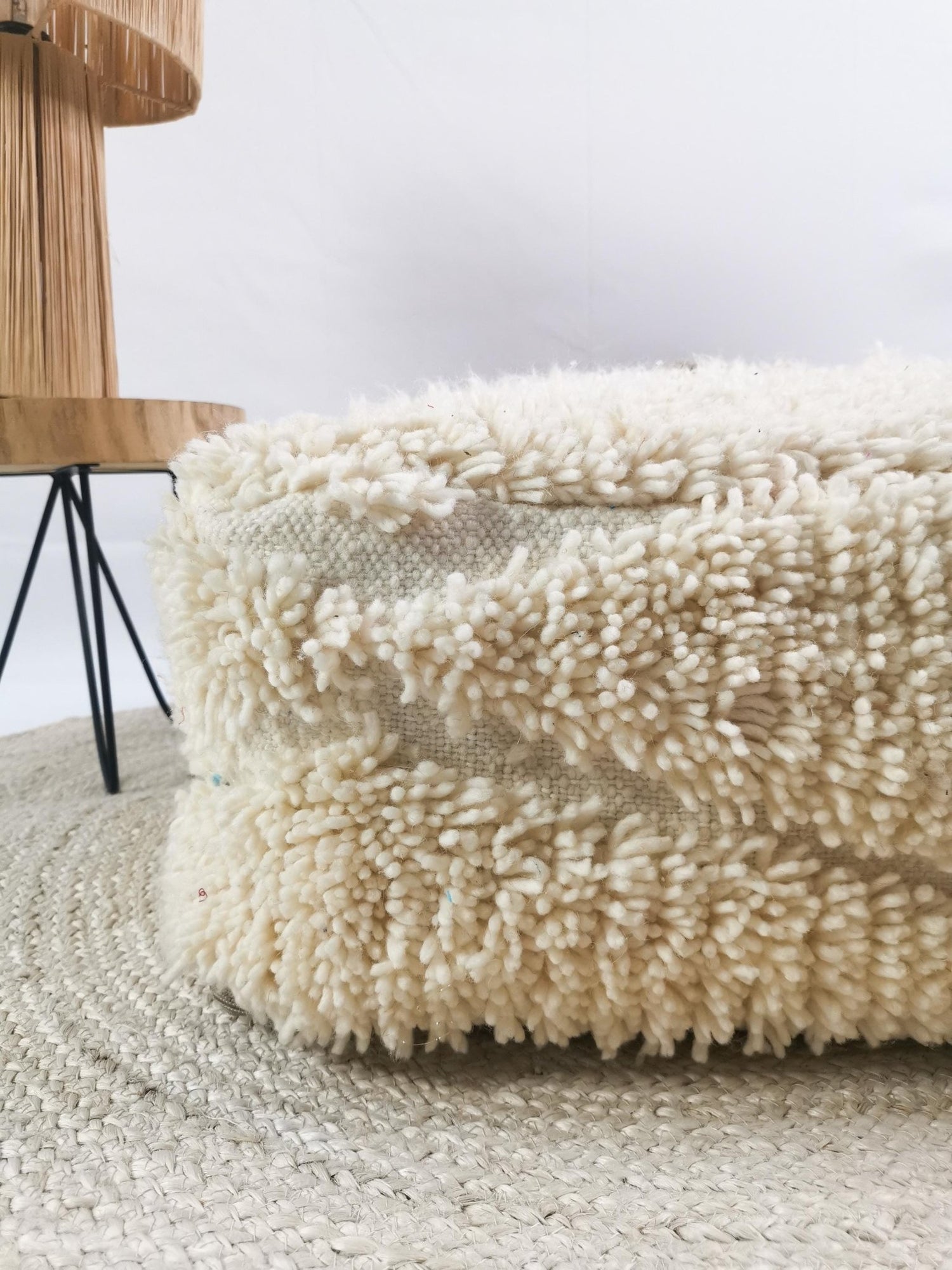 Marokkanischer Pouf, Berber Bodenkissen, Sitzkissen aus Wolle, Vintage Pouf weiss, Boho Sitzkissen Beni Ourain - CocosyBerlin