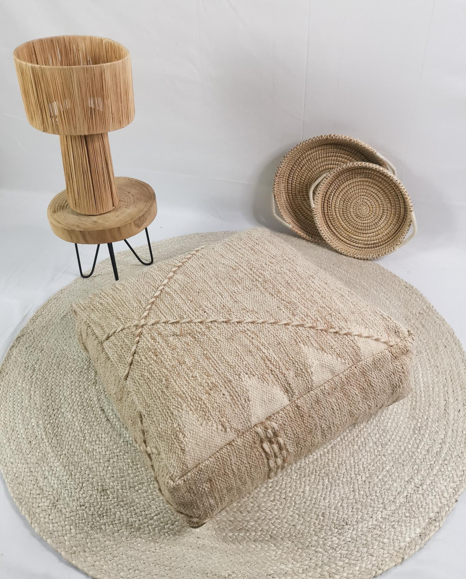 Marokkanischer Vintage Pouf, Berber Bodenkissen, quadratischer Pouf aus Wolle, Vintage Bodenkissen, Boho Sitzkissen Marrakesch Beige