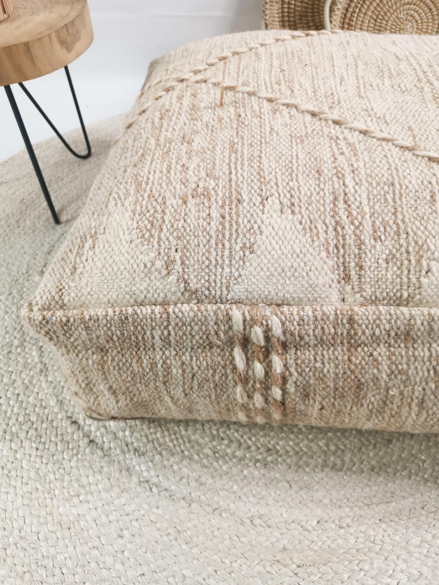 Marokkanischer Vintage Pouf, Berber Bodenkissen, quadratischer Pouf aus Wolle, Vintage Bodenkissen, Boho Sitzkissen Marrakesch Beige