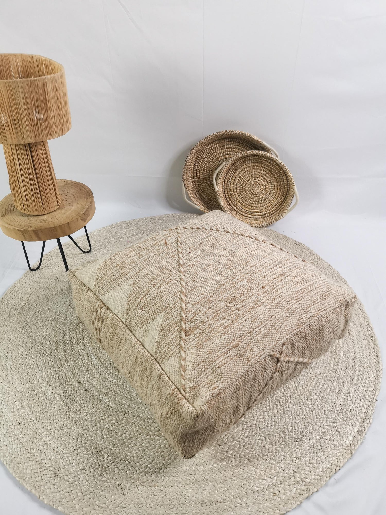 Marokkanischer Vintage Pouf, Berber Bodenkissen, quadratischer Pouf aus Wolle, Vintage Bodenkissen, Boho Sitzkissen Marrakesch Beige