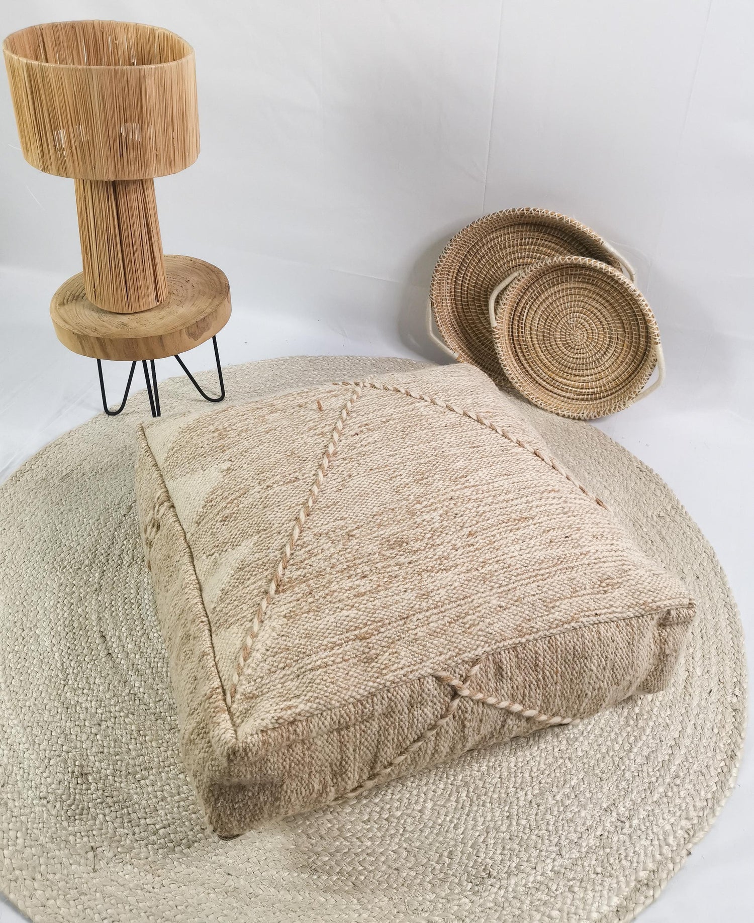 Marokkanischer Vintage Pouf, Berber Bodenkissen, quadratischer Pouf aus Wolle, Vintage Bodenkissen, Boho Sitzkissen Marrakesch Beige