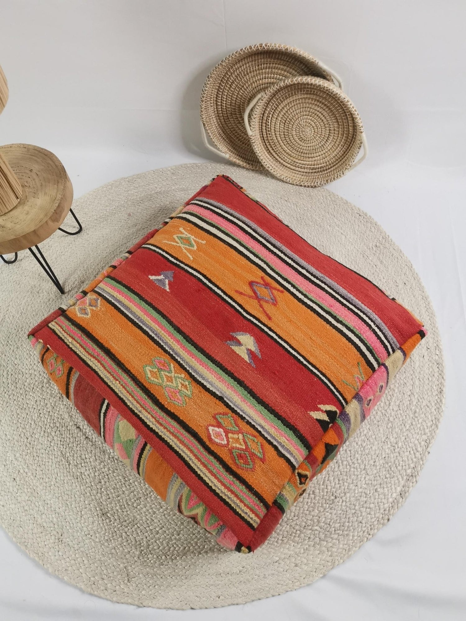 Marokkanischer Pouf, Berber Bodenkissen bunt, Sitzkissen aus Wolle, Vintage Kelim Bodenkissen, Boho Sitzkissen Marrakesch - CocosyBerlin