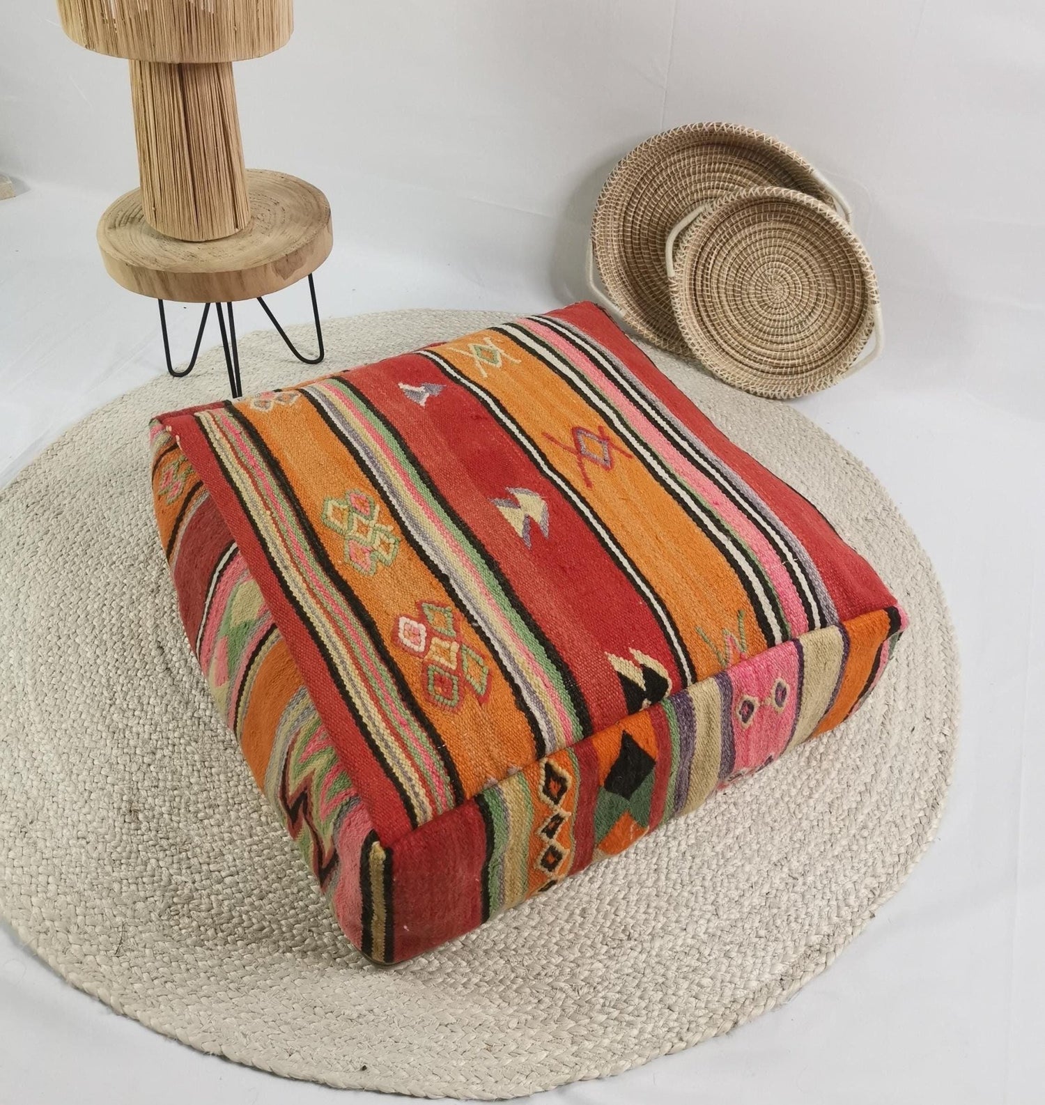 Marokkanischer Pouf, Berber Bodenkissen bunt, Sitzkissen aus Wolle, Vintage Kelim Bodenkissen, Boho Sitzkissen Marrakesch - CocosyBerlin
