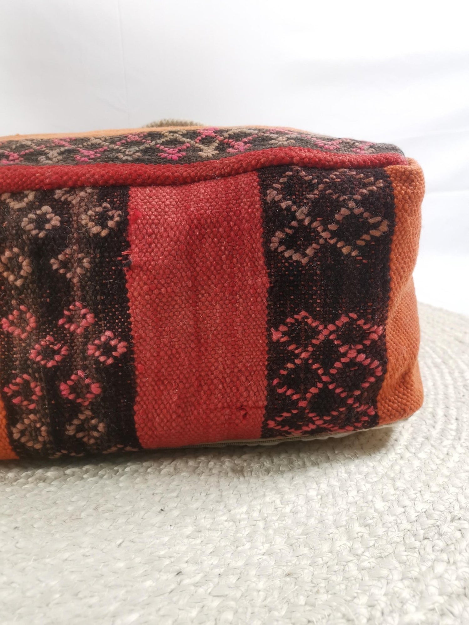 Marokkanischer Pouf, Berber Bodenkissen bunt, Pouf aus 100% Wolle, Vintage Kelim Bodenkissen, Boho Sitzkissen Marokko, handarbeit - CocosyBerlin