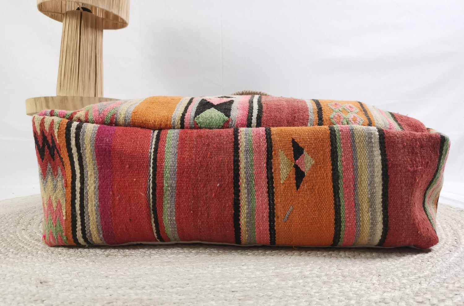 Marokkanischer Pouf, Berber Bodenkissen bunt, Sitzkissen aus Wolle, Vintage Kelim Bodenkissen, Boho Sitzkissen Marrakesch - CocosyBerlin