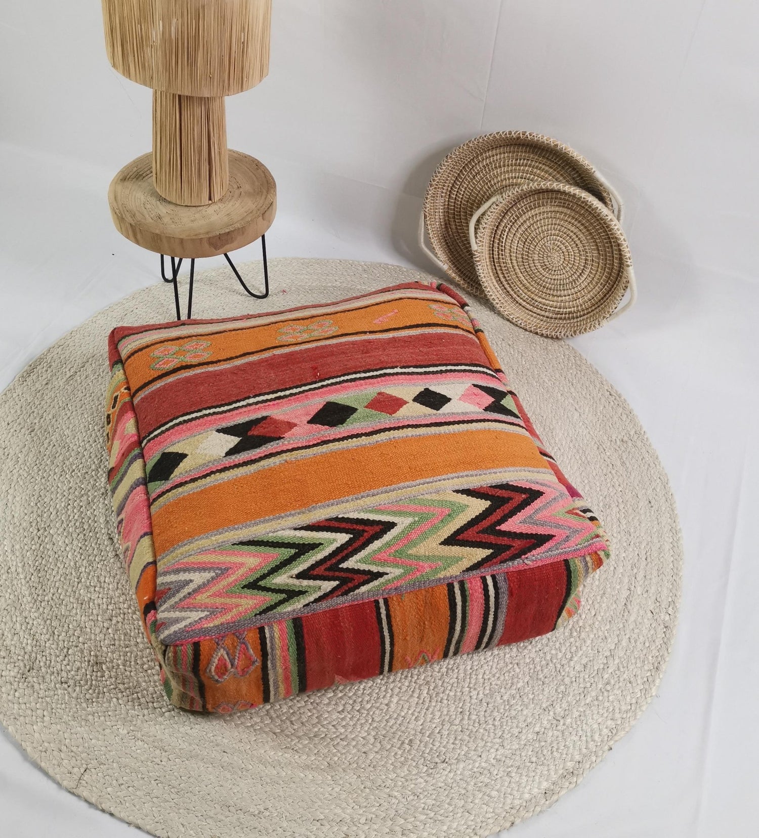 Marokkanischer Pouf, Berber Bodenkissen bunt, Sitzkissen aus Wolle, Vintage Kelim Bodenkissen, Boho Sitzkissen Marrakesch - CocosyBerlin