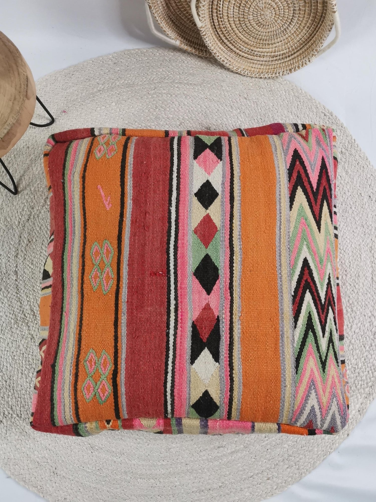 Marokkanischer Pouf, Berber Bodenkissen bunt, Sitzkissen aus Wolle, Vintage Kelim Bodenkissen, Boho Sitzkissen Marrakesch - CocosyBerlin