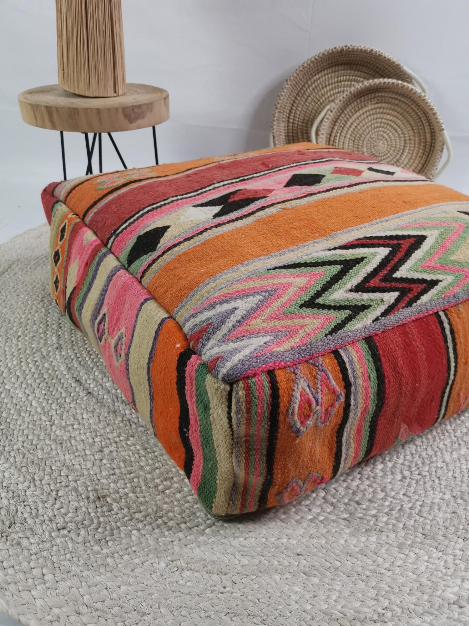 Marokkanischer Pouf, Berber Bodenkissen bunt, Sitzkissen aus Wolle, Vintage Kelim Bodenkissen, Boho Sitzkissen Marrakesch - CocosyBerlin