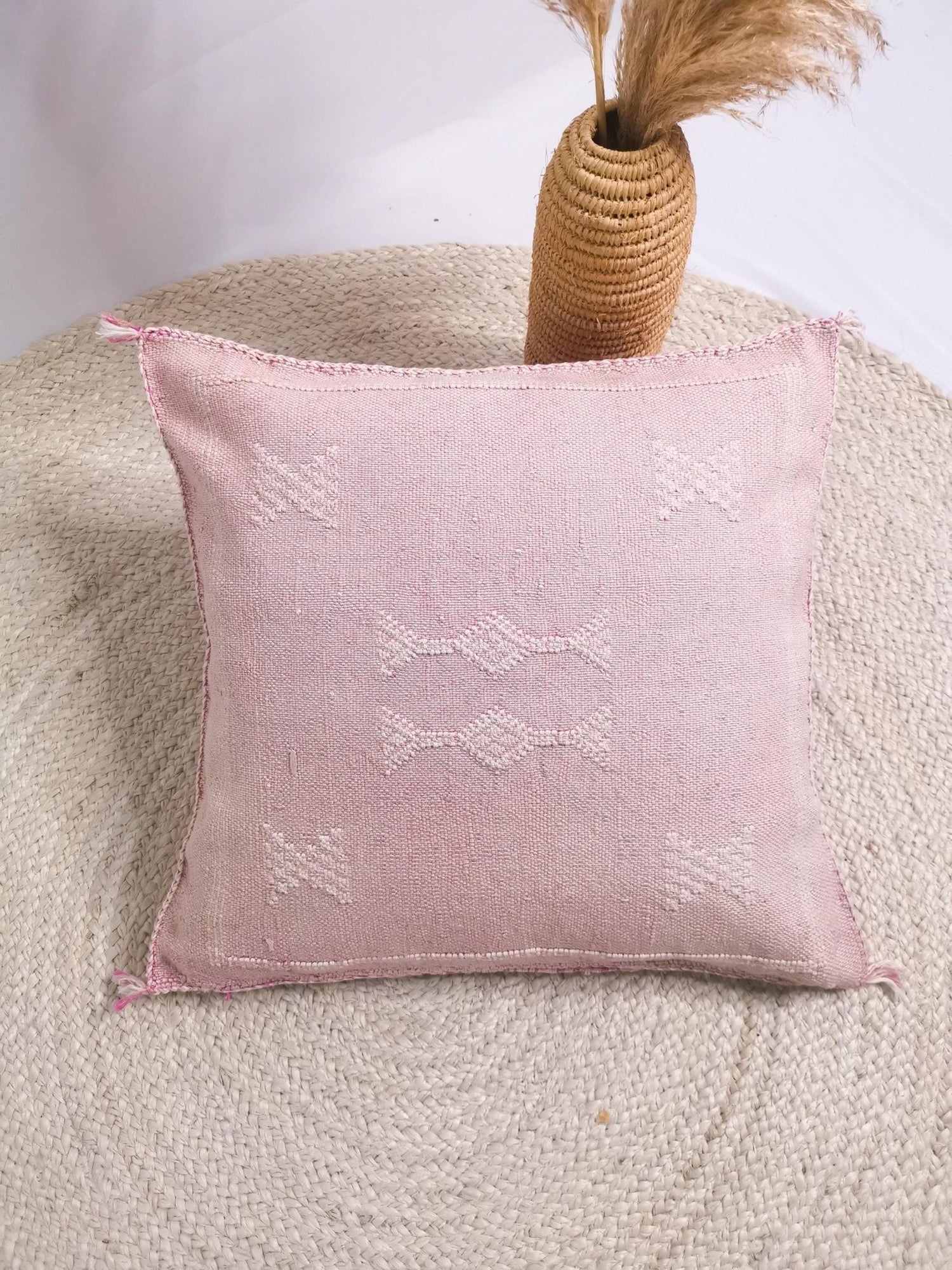 Sabra Kissen aus Marokko, Boho Eklektische Kissenhülle, Marokkanischer orientalischer Kissenbezug in Orchid Pink / Rosa und Weiss - CocosyBerlin