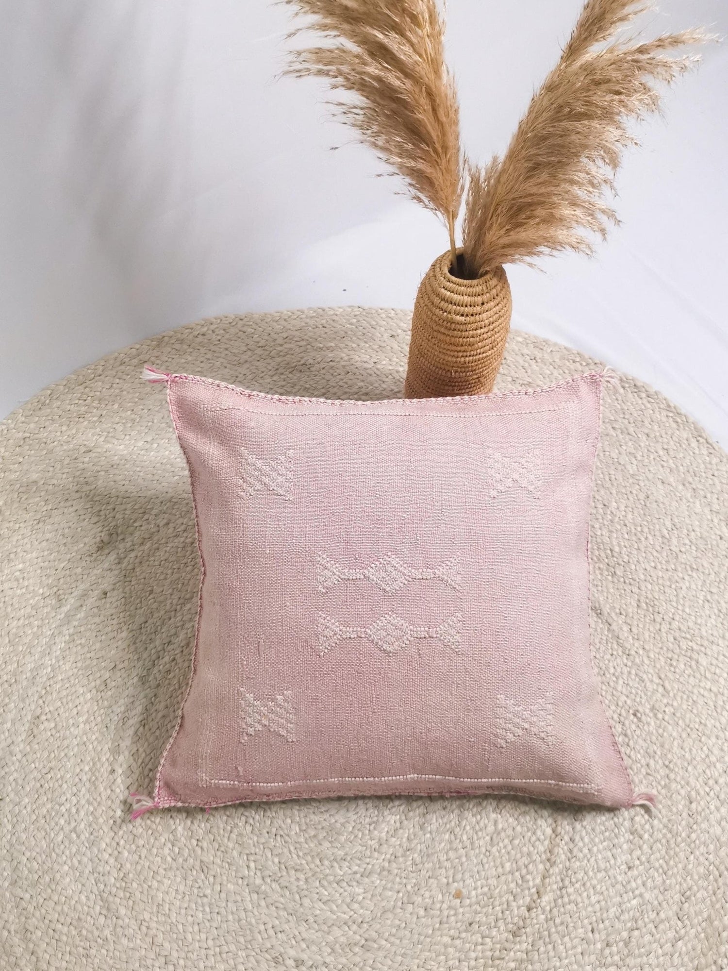 Sabra Kissen aus Marokko, Boho Eklektische Kissenhülle, Marokkanischer orientalischer Kissenbezug in Orchid Pink / Rosa und Weiss - CocosyBerlin