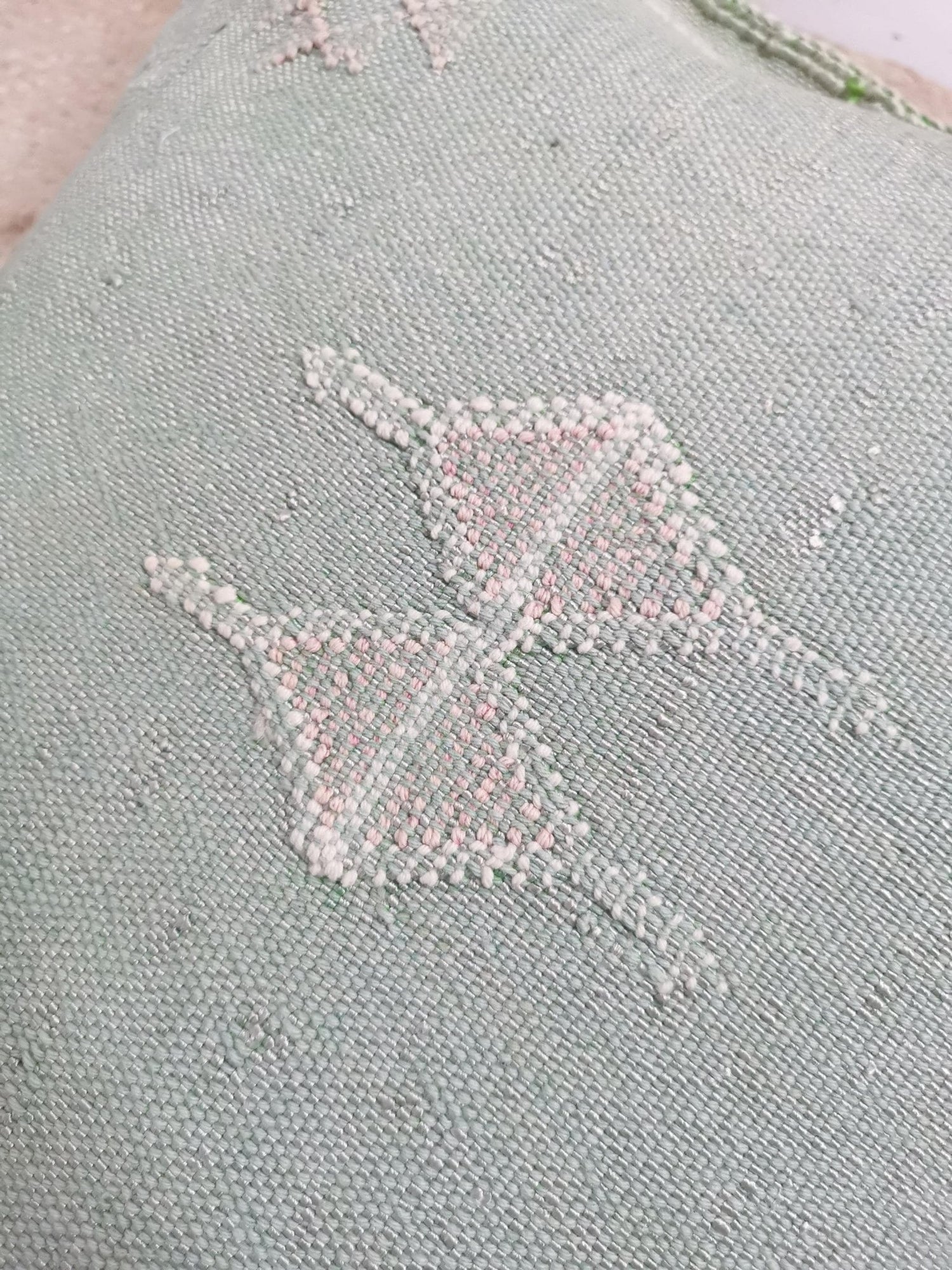 Sabra Kissen aus Marokko, Boho Eklektische Kissenhülle, Marokkanischer orientalischer Kissenbezug in Pistaziengrün / Pastellgrün und Rosa - CocosyBerlin