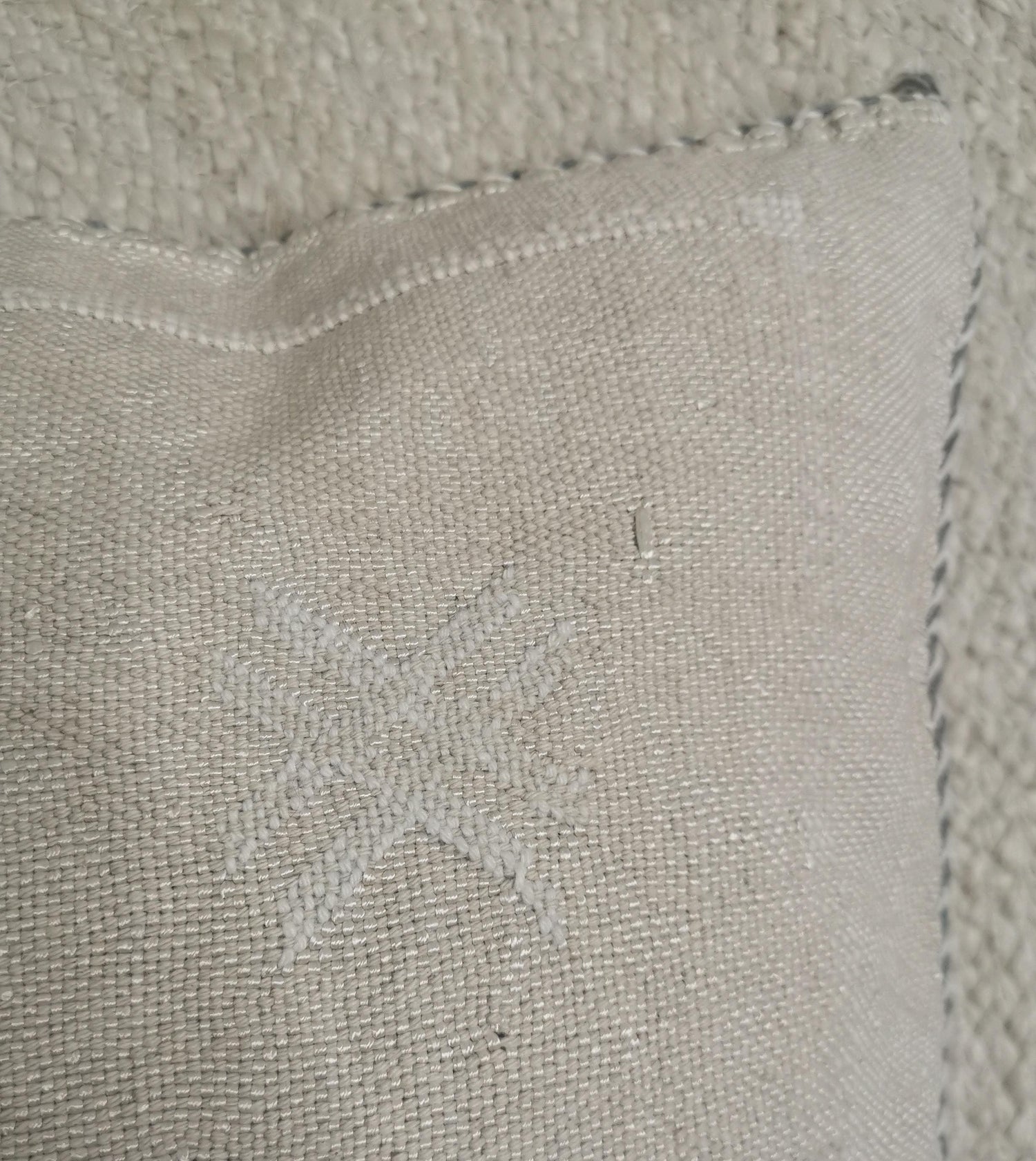 Sabra Kissen aus Marokko, Boho Eklektische Kissenhülle, Marokkanische orientalische Kissenhülle, Beige und Weiss 50x50 cm