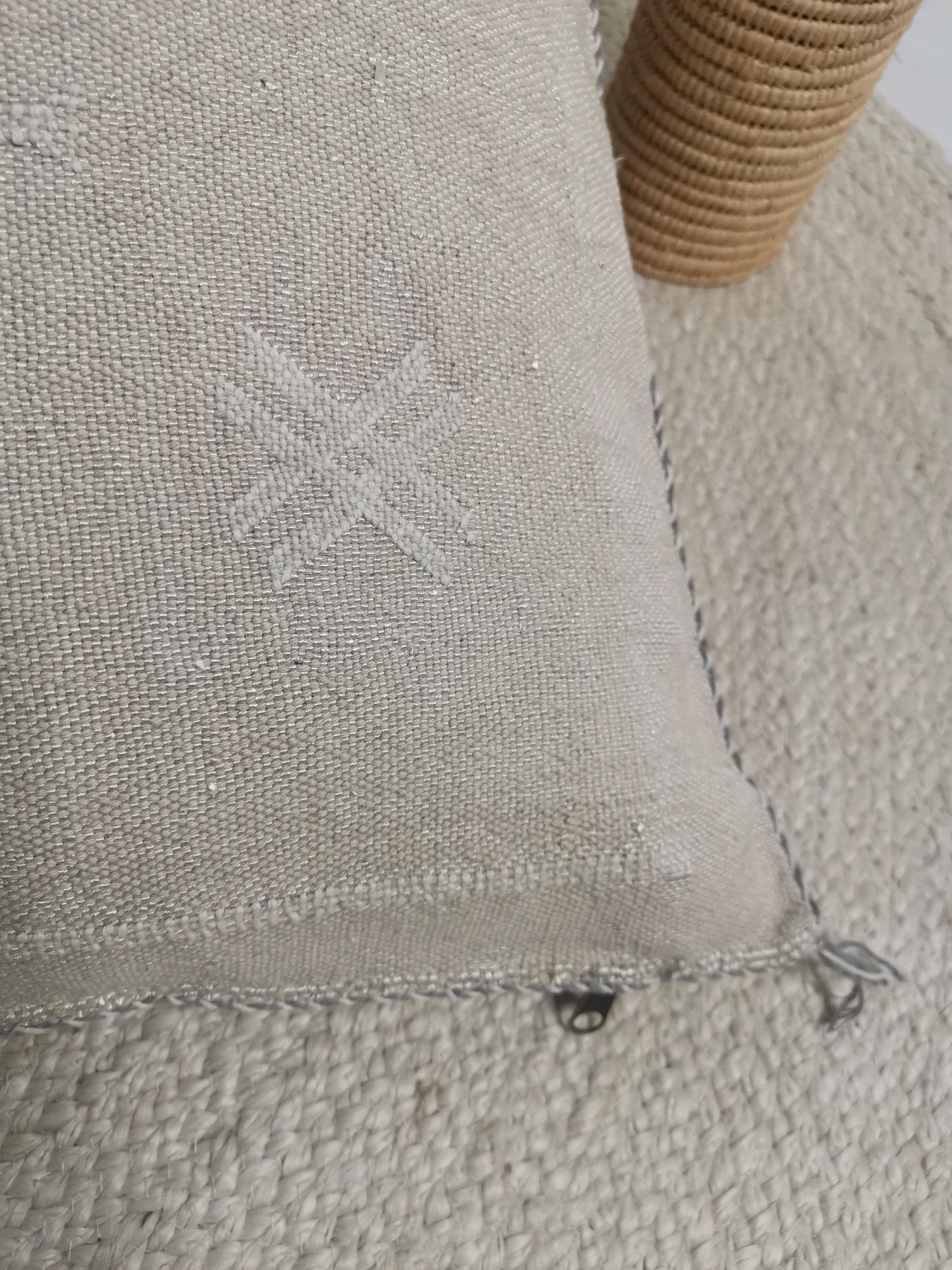 Sabra Kissen aus Marokko, Boho Eklektische Kissenhülle, Marokkanische orientalische Kissenhülle, Beige und Weiss 50x50 cm