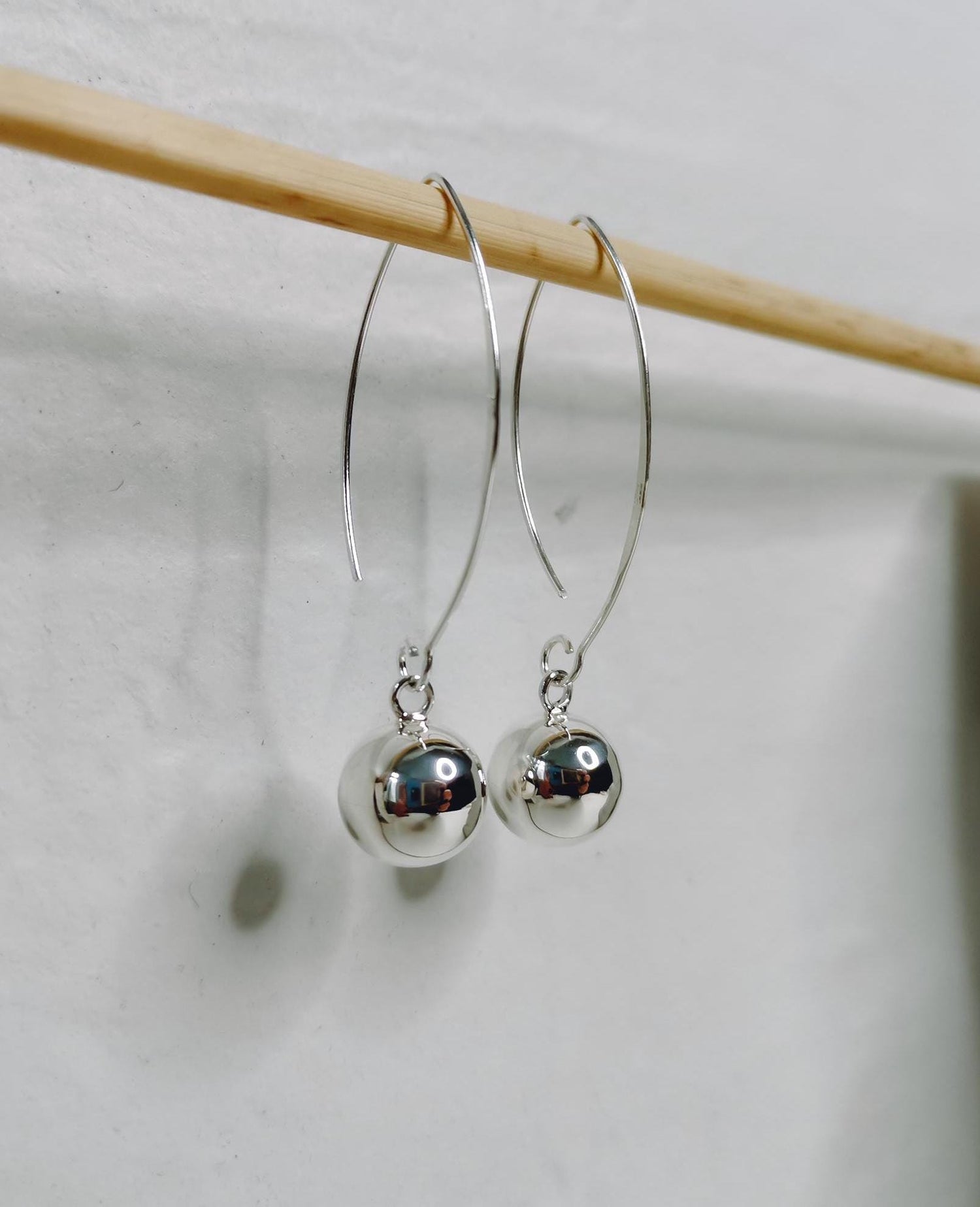 Ohrringe mit Kugel Charm aus 925 Silber, Sterling Silber lange Ohrringe, Hängende Ohrringe aus Silber 925