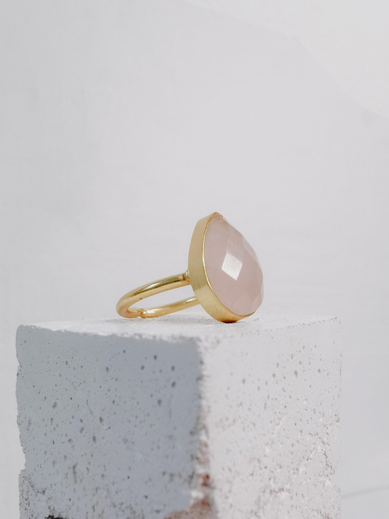 Bague de déclaration avec quartz rose, grande bague en quartz rose avec coupe à facettes, bague bohème, bague en laiton doré goutte quartz rose facetté